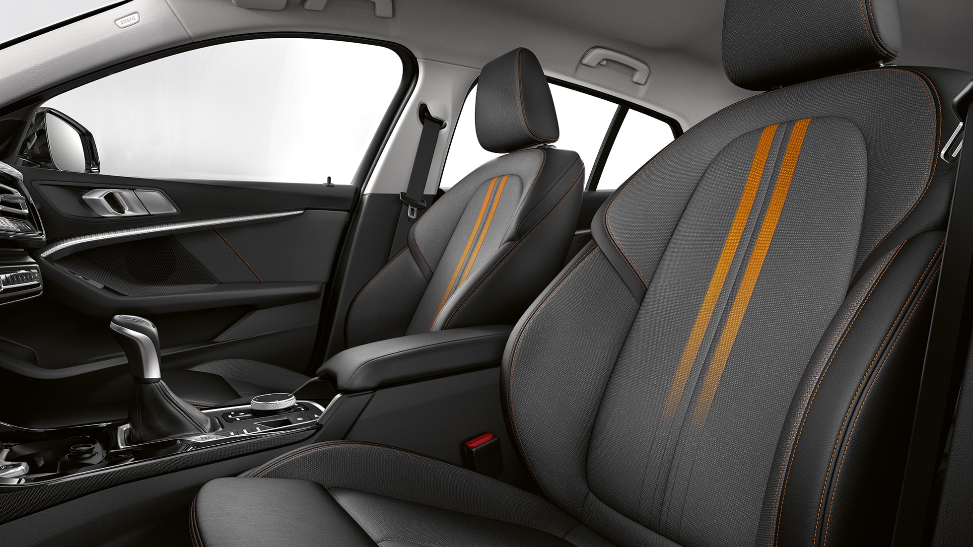 Sportinės vairuotojo ir priekinio keleivio sėdynės BMW 1 serijos modelis Sport Line, interjeras su sportinėmis vairuotojo ir priekinio keleivio sėdynėmis