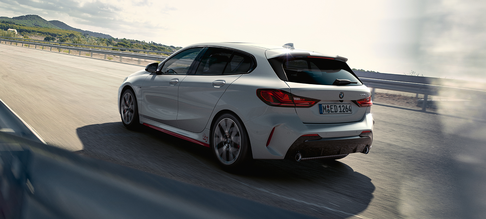 BMW 1 serijos 128ti trijų ketvirčių vaizdas iš galo BMW 1 serijos 128ti F40, važiuojančio automobilio trijų ketvirčių vaizdas iš galo