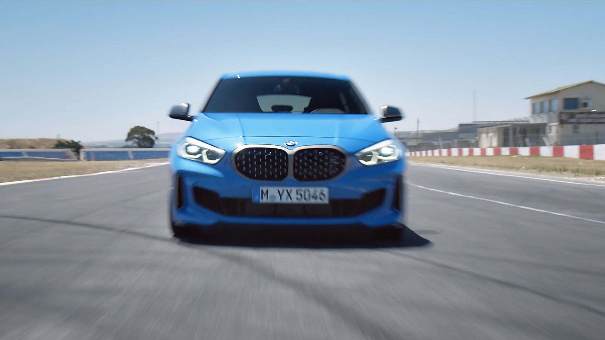 Videoklipas apie BMW 1 serijos vairavimą Videoklipas su BMW 1 serijos dinamiško vairavimo scenomis