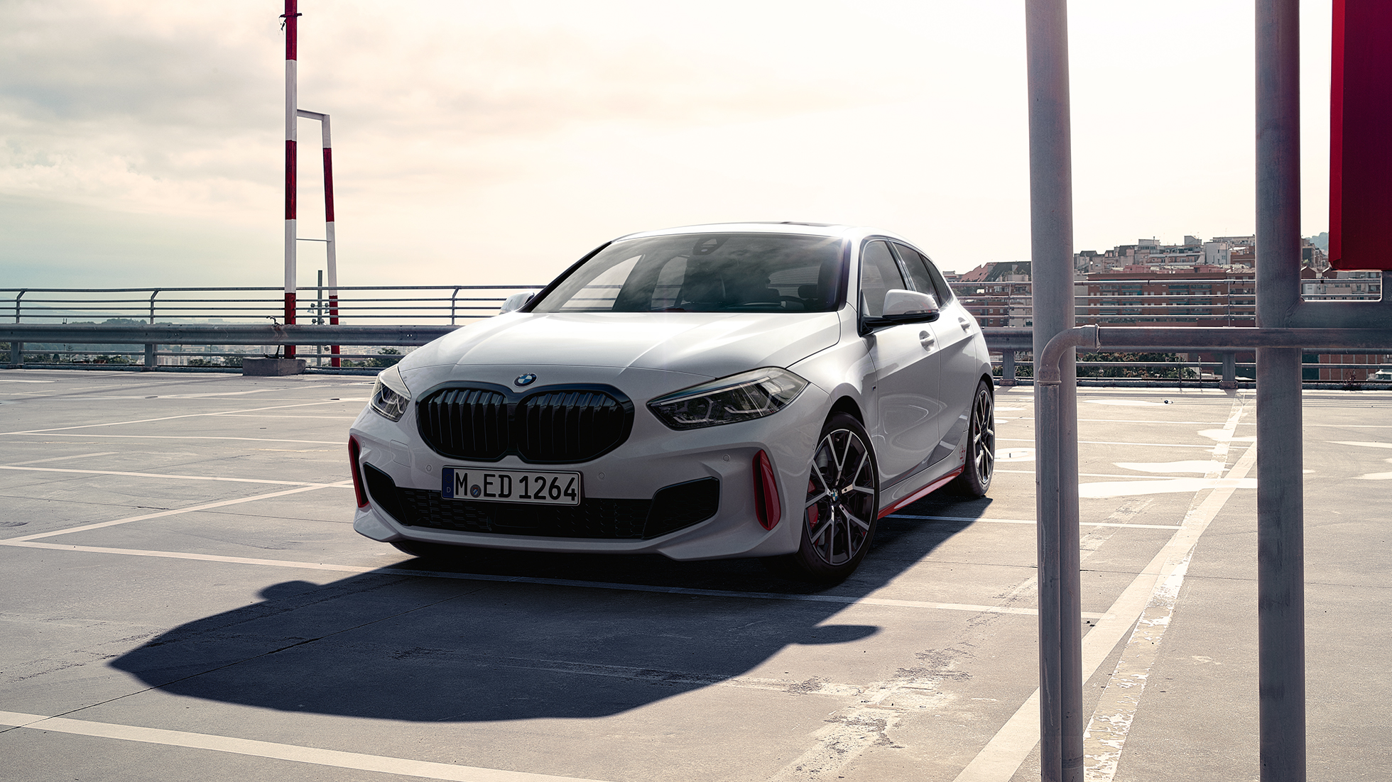 BMW 1 serijos 128ti trijų ketvirčių vaizdas iš priekio BMW 1 serijos 128ti F40 trijų ketvirčių vaizdas iš priekio stovėjimo aikštelėje
