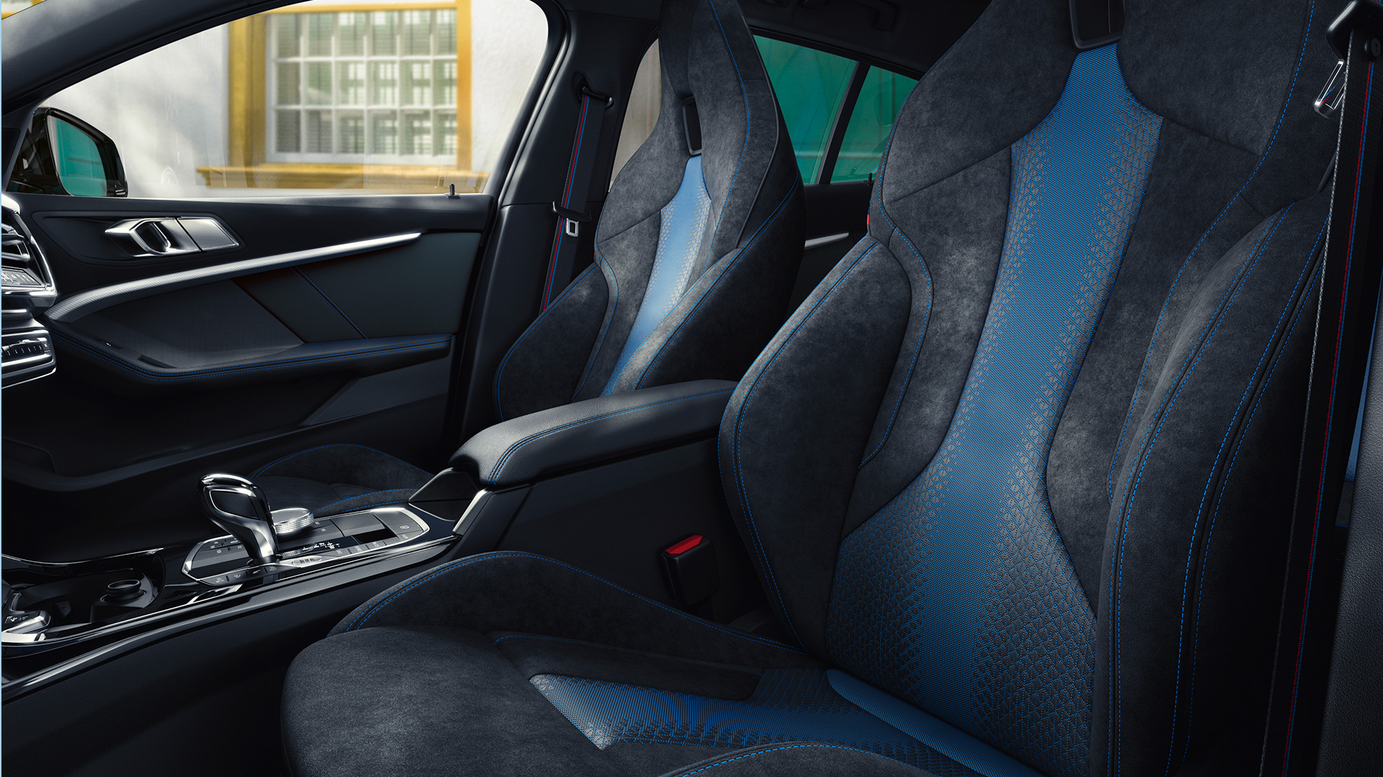 M sportinės sėdynės BMW 1 serijos ergonomiškos formos „M Sport“ sėdynės su kontrastingomis siūlėmis ir galvos atrama