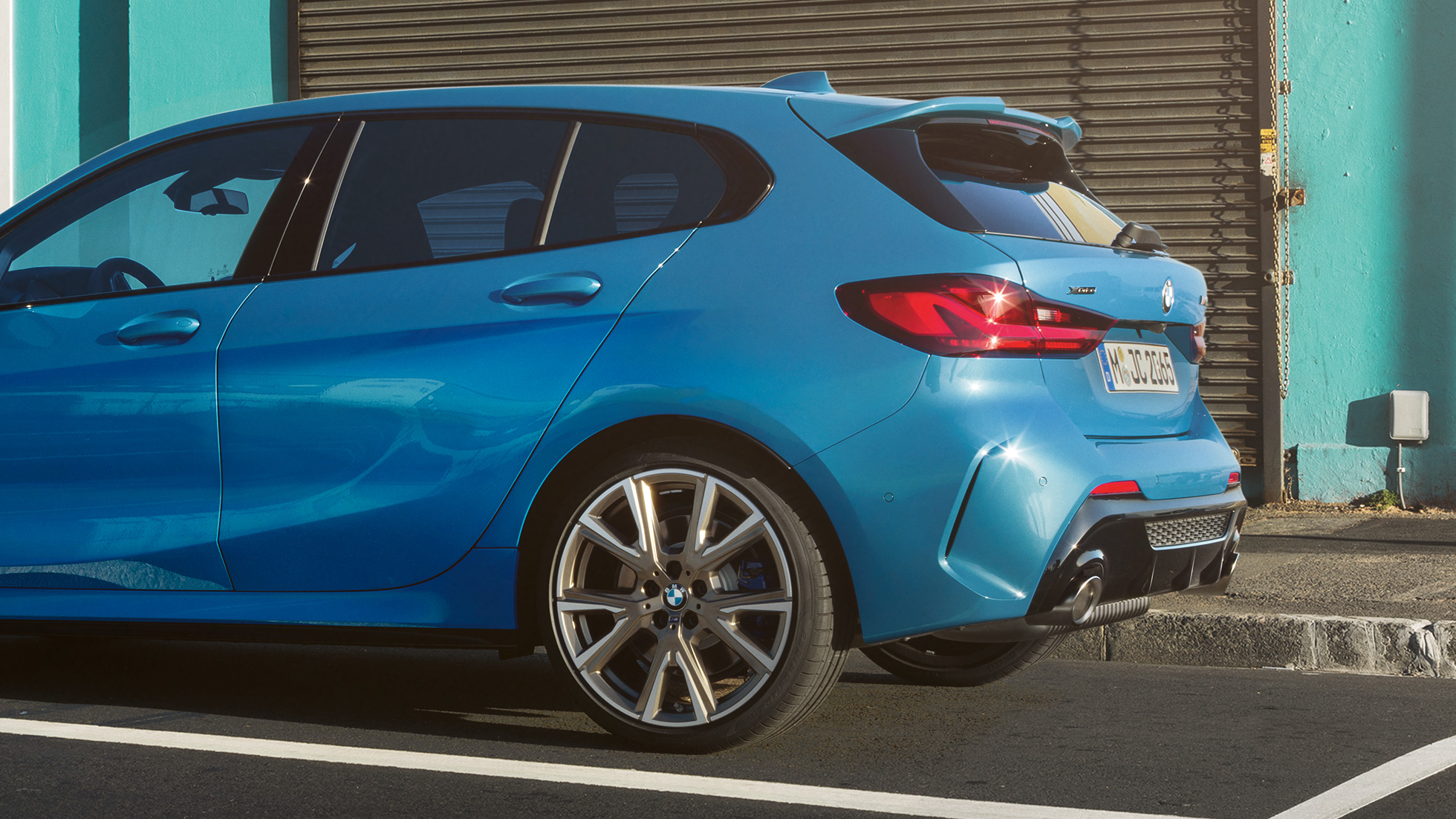 BMW 1 serijos Hofmeister durelių kampo apdaila Šoninis BMW 1 serijos vaizdas iš galo su išskirtinių formų Hofmeister durelių kampo apdaila