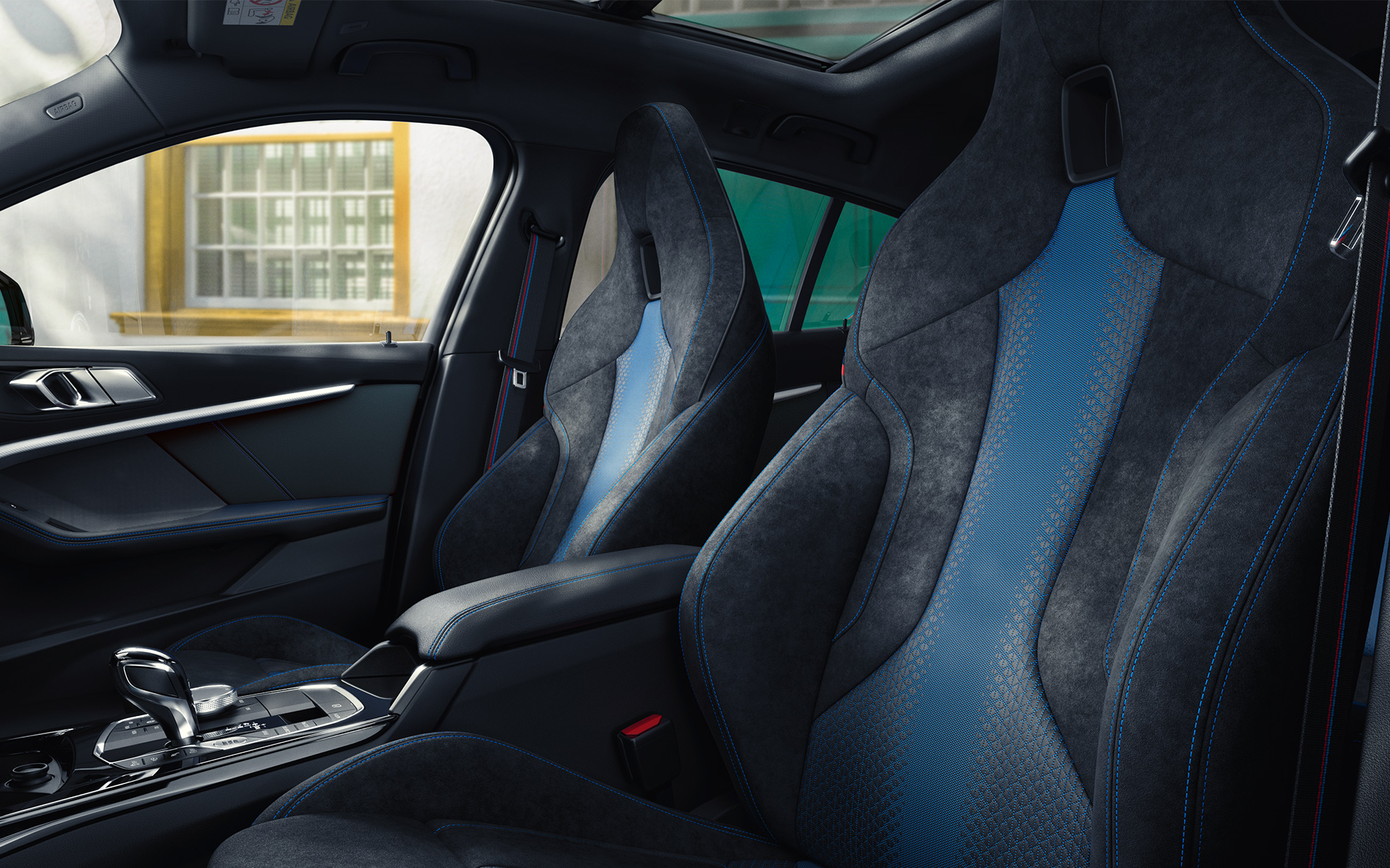 BMW 1 serijos (F40) M Sport sėdynės Ergonomiškos pirmosios BMW serijos F40 automobilio M sportinės sėdynės žavi kontrastingos spalvos dygsniais ir integruota atrama galvai.