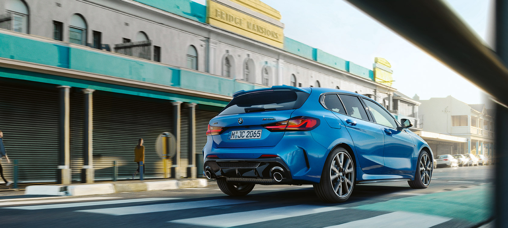BMW 1 serijos 128ti F40, važiuojančio automobilio trijų ketvirčių vaizdas iš galo BMW 1 serijos 128ti F40, važiuojančio automobilio trijų ketvirčių vaizdas iš galo
