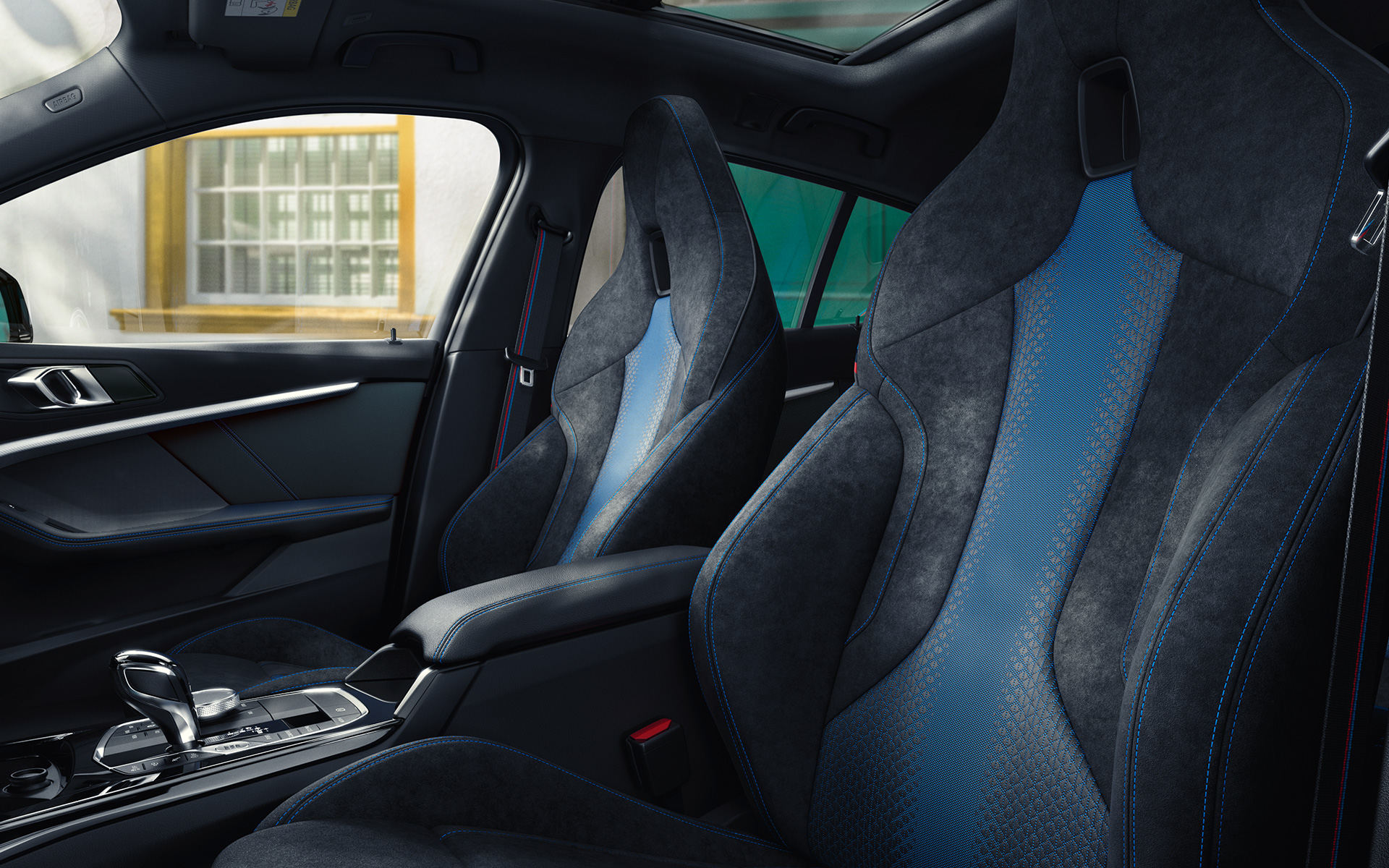 BMW 1 serijos F40 M Sport sėdynės Ergonomiškos pirmosios BMW serijos F40 automobilio M sportinės sėdynės žavi kontrastingos spalvos dygsniais ir integruota atrama galvai.