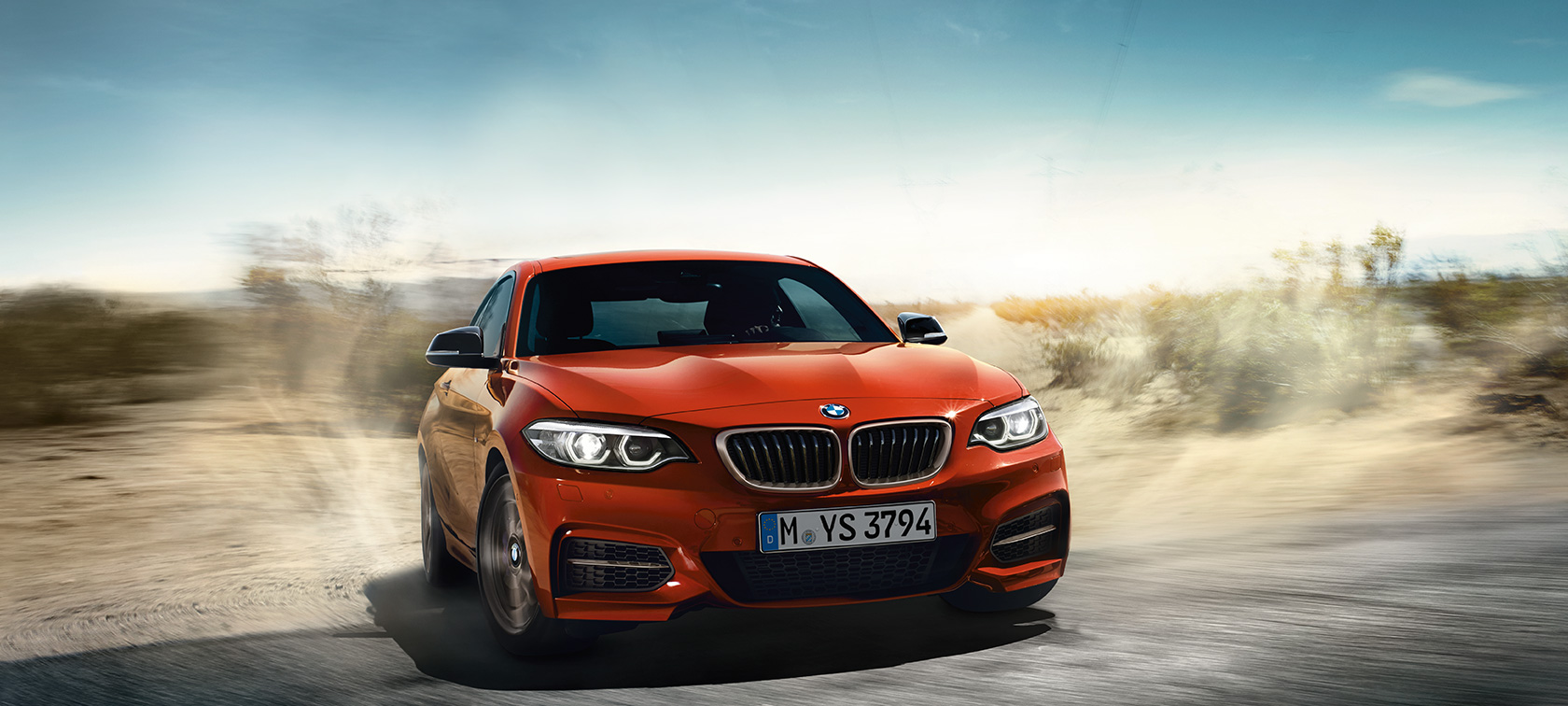 BMW 2 serijos Coupé, dinamiškai važiuojančio automobilio vaizdas BMW 2 serijos Coupé, dinamiškai važiuojančio automobilio vaizdas