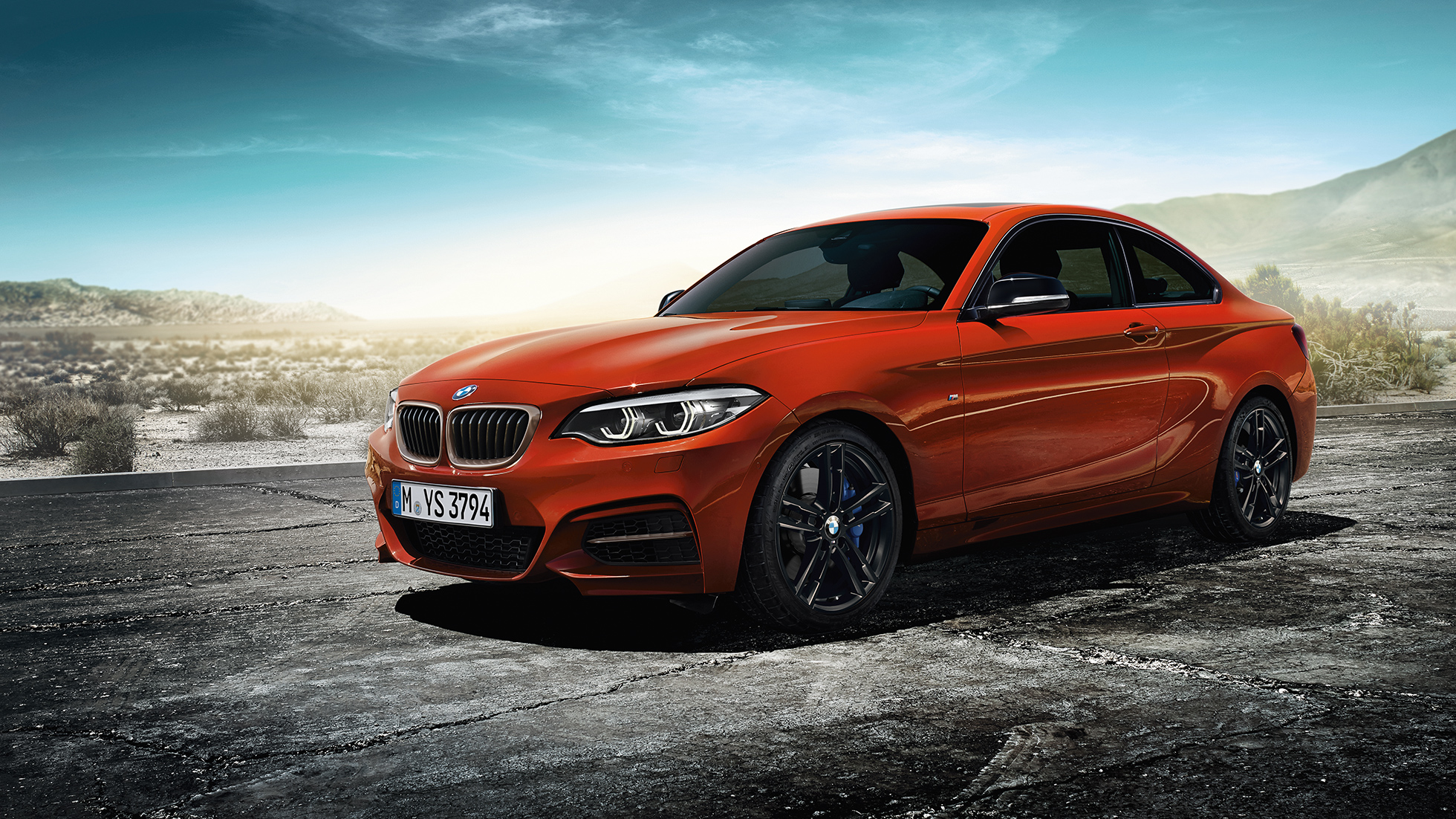BMW 2 serijos Coupé, stovinčio automobilio vaizdas iš priekio BMW 2 serijos Coupé, stovinčio automobilio vaizdas iš priekio
