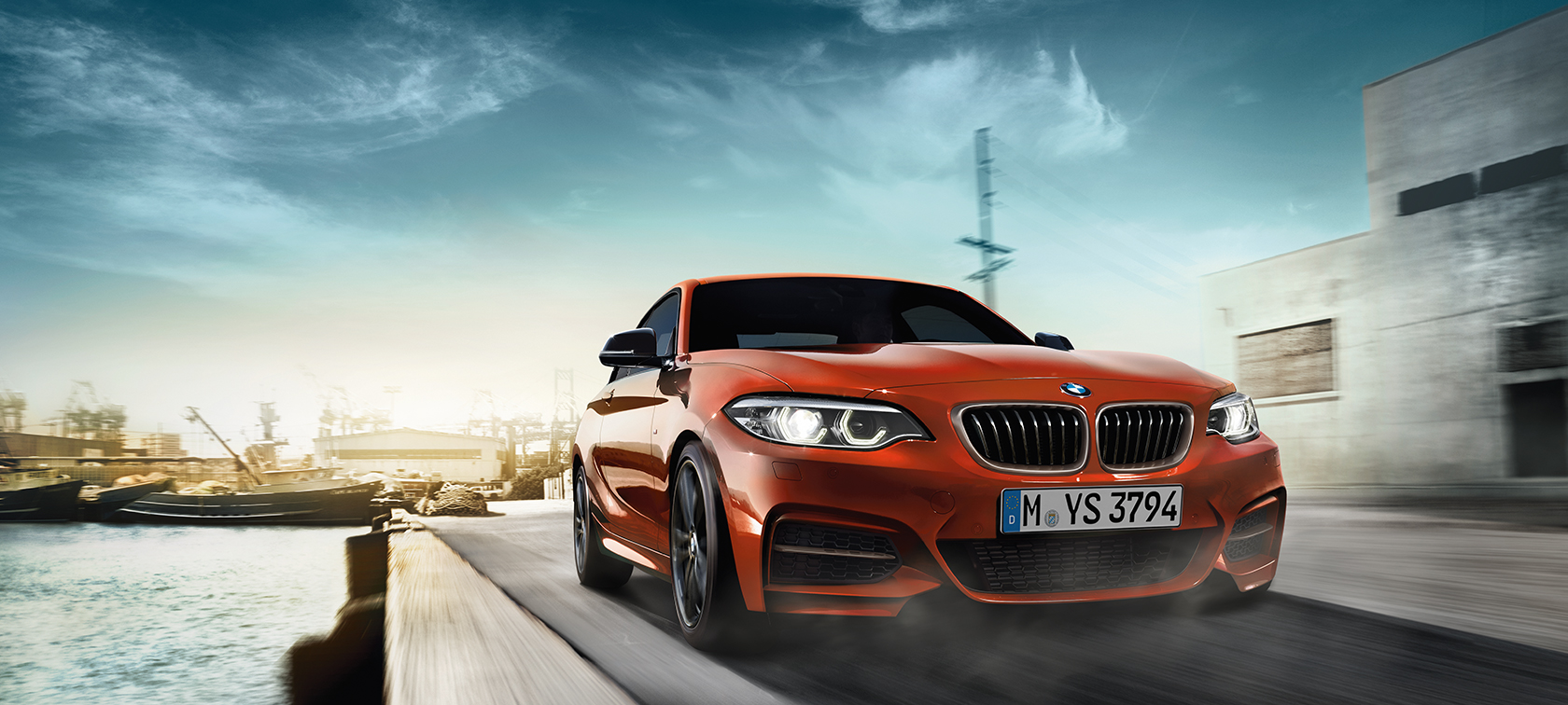 BMW 2 serijos Coupé, važiuojančio keliu, trijų ketvirčių vaizdas iš priekio BMW 2 serijos Coupé, važiuojančio keliu, trijų ketvirčių vaizdas iš priekio