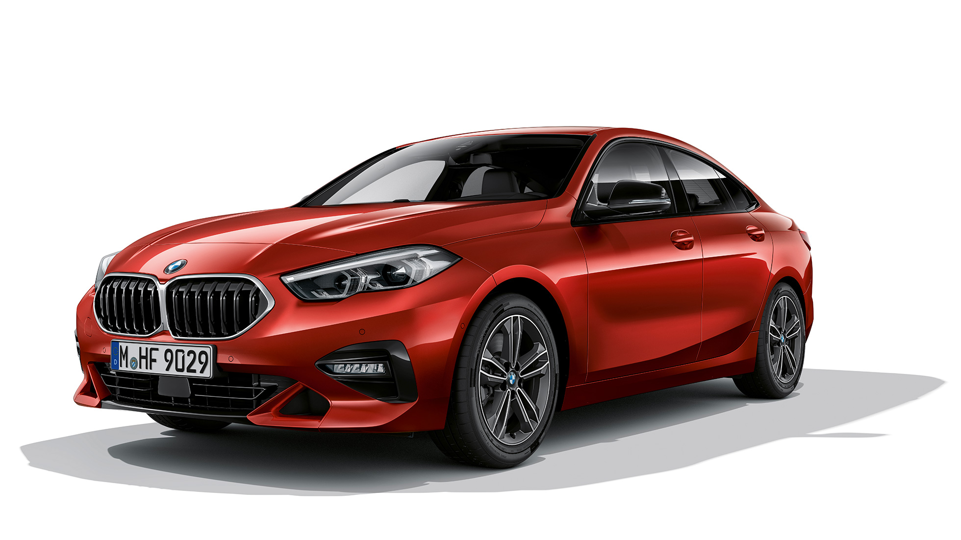 BMW grotelės BMW 2 serijos Gran kupė Model Sport Line serija BMW grotelės su chromo rėmu BMW 2 serijos Gran kupė Model Sport Line serija raudonos Melbourne Red raudonos spalvos F44 trijų ketvirčių vaizdas iš šono