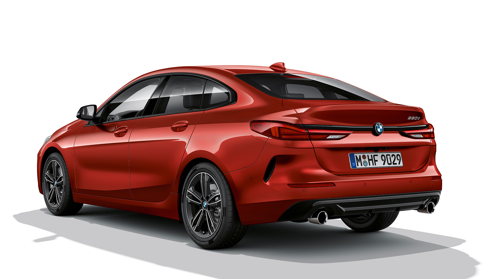 BMW Individual itin blizgi Shadow Line BMW 2 serijos Gran kupė Model Sport Line serija BMW Individual itin blizgi Shadow Line BMW 2 serijos Gran kupė Model Sport Line serija raudonos Melbourne Red raudonos spalvos F44 trijų ketvirčių vaizdas iš galo