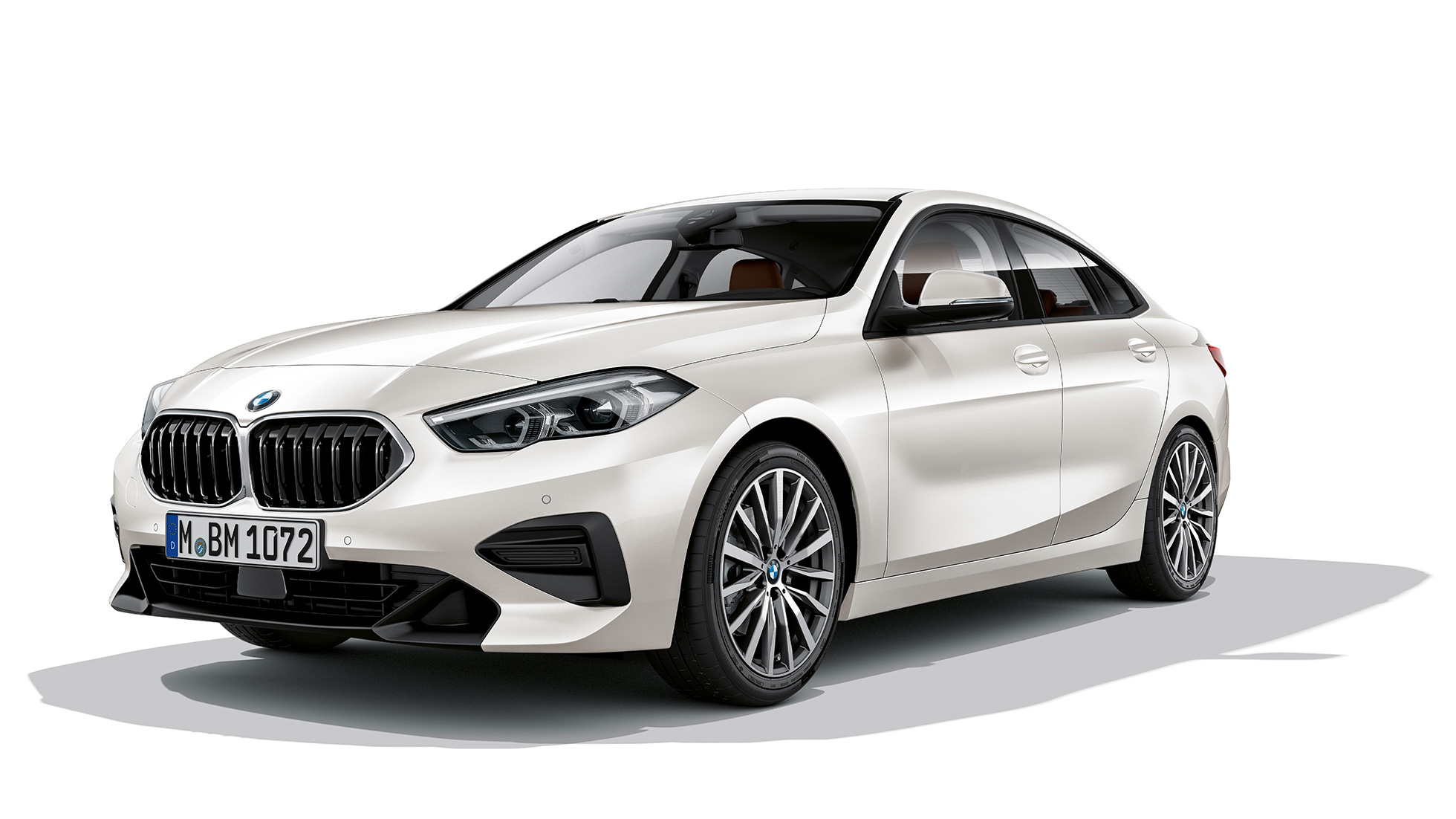 BMW grotelės BMW 2 serijos Gran kupė Model Advantage serija BMW grotelės BMW 2 serijos Gran kupė Model Advantage serija baltos Mineral White spalvos F44 trijų ketvirčių vaizdas iš priekio