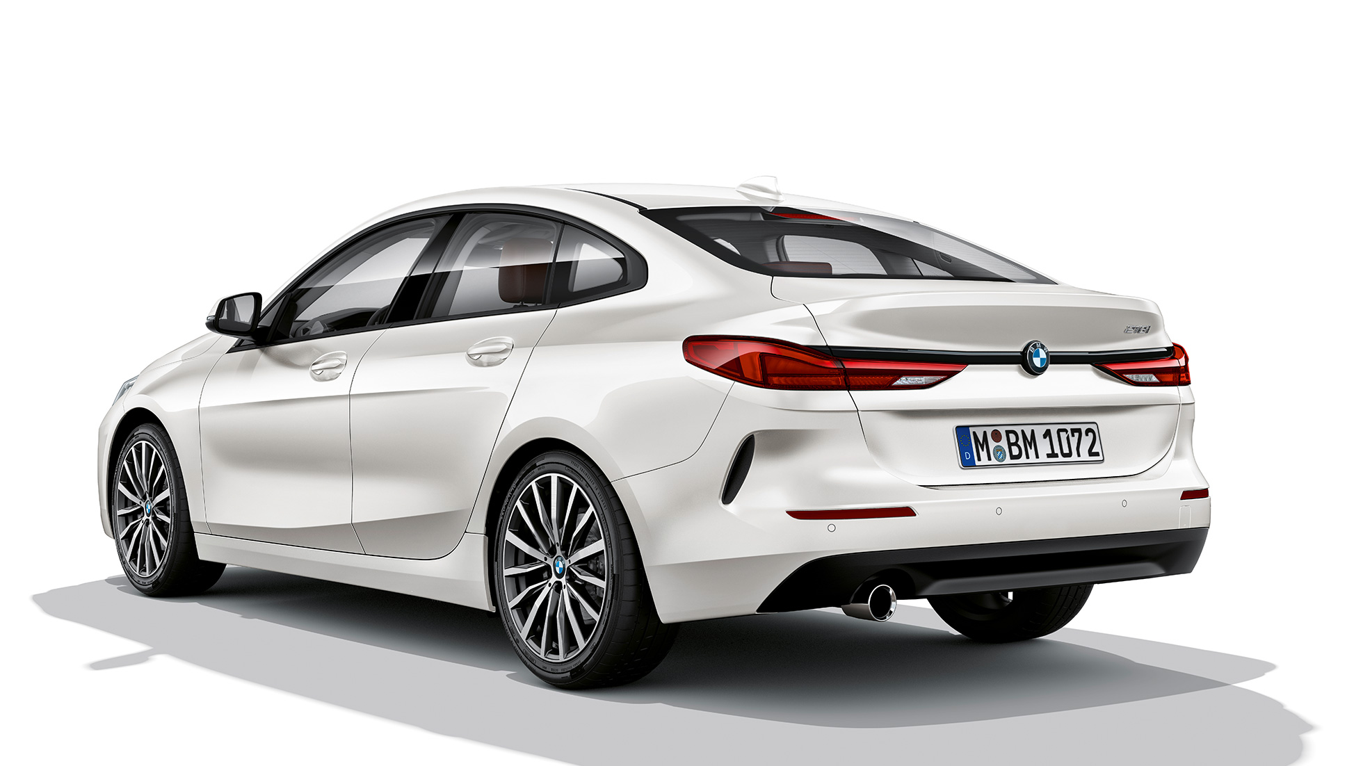 Lengvojo lydinio ratlankiai BMW 2 serijos Gran kupė Model Advantage serija Lengvojo lydinio ratlankiai BMW 2 serijos Gran kupė Model Advantage serija baltos Mineral White spalvos F44 trijų ketvirčių vaizdas iš galo