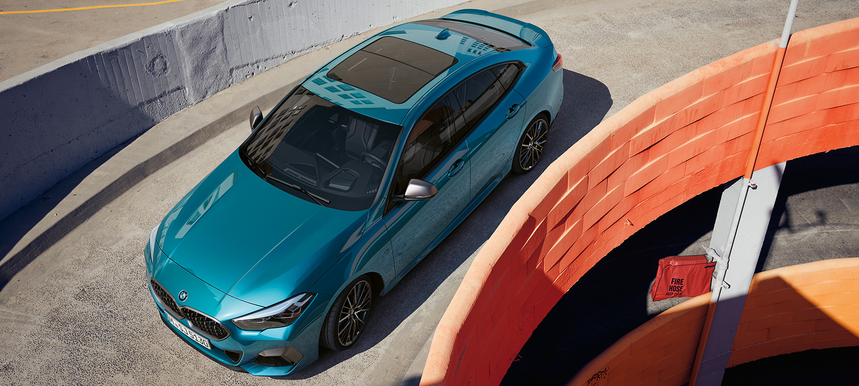 BMW 2 serijos Gran kupė su panoraminiu stikliniu stogu BMW 2 serijos Gran kupė su panoraminiu stikliniu stogu Snapper Rocks Blue mėlyno metaliko spalvos F44 vaizdas iš paukščio skrydžio