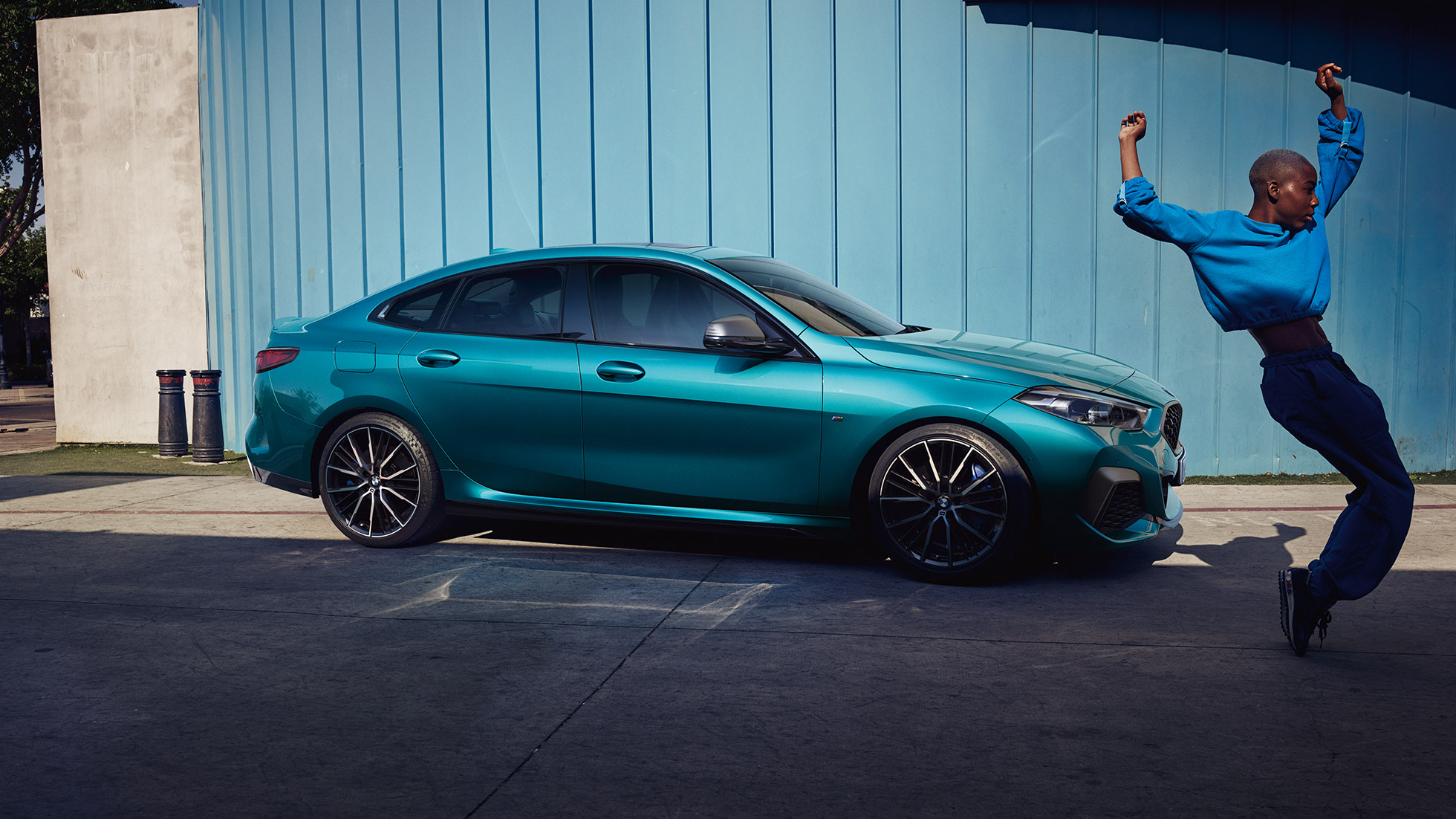 Patrauklios BMW 2 serijos Gran kupė linijos Patrauklios kupė linijos BMW 2 serijos Gran kupė Snapper Rocks Blue mėlyno metaliko spalvos F44 vaizdas iš šono