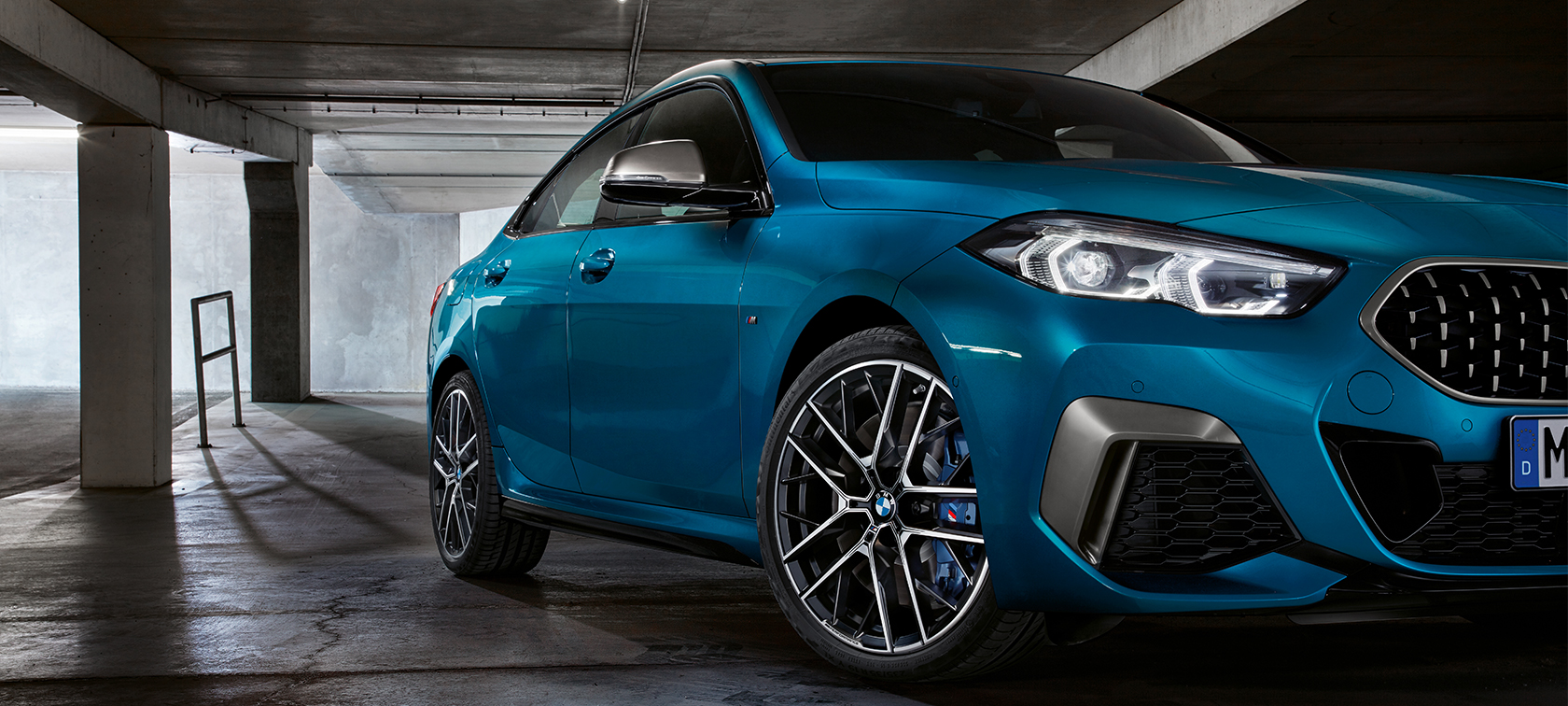 BMW 2 serijos Gran kupė trijų ketvirčių vaizdas iš priekio BMW 2 serijos Gran kupė Snapper Rocks Blue mėlyno metaliko spalvos F44 trijų ketvirčių vaizdas iš priekio