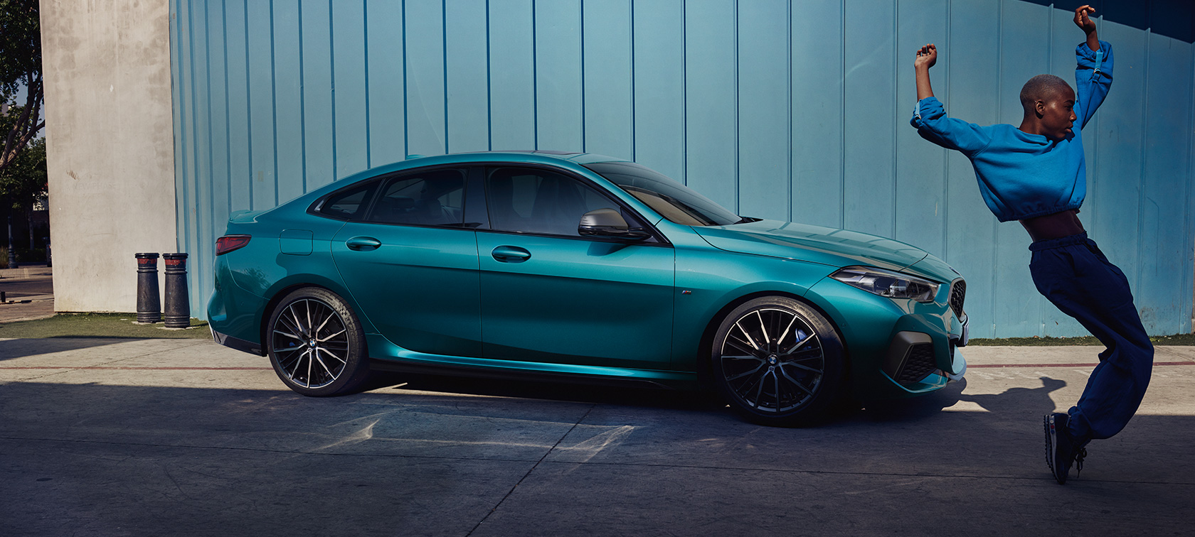 BMW 2 serijos Gran kupė pasiūlymai ir paslaugos Pasiūlymai ir paslaugos BMW 2 serijos Gran kupė Snapper Rocks Blue mėlyno metaliko spalvos F44 vaizdas iš šono