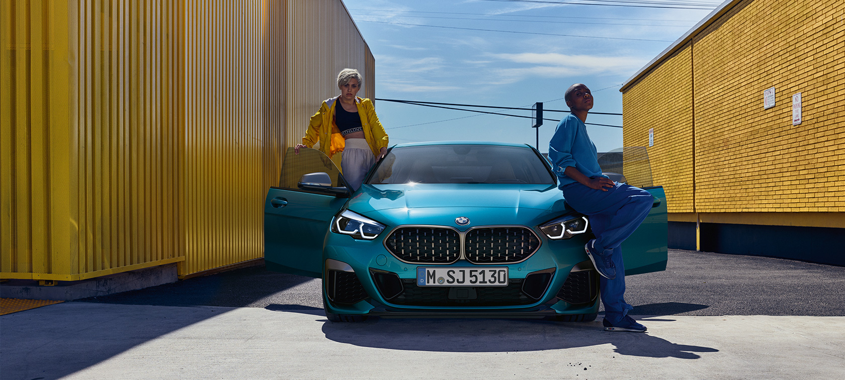 BMW 2 serijos Gran kupė priekis su atviromis priekinėmis durelėmis BMW 2 serijos Gran kupė Snapper Rocks Blue mėlyno metaliko spalvos F44 vaizdas iš priekio su atviromis durelėmis