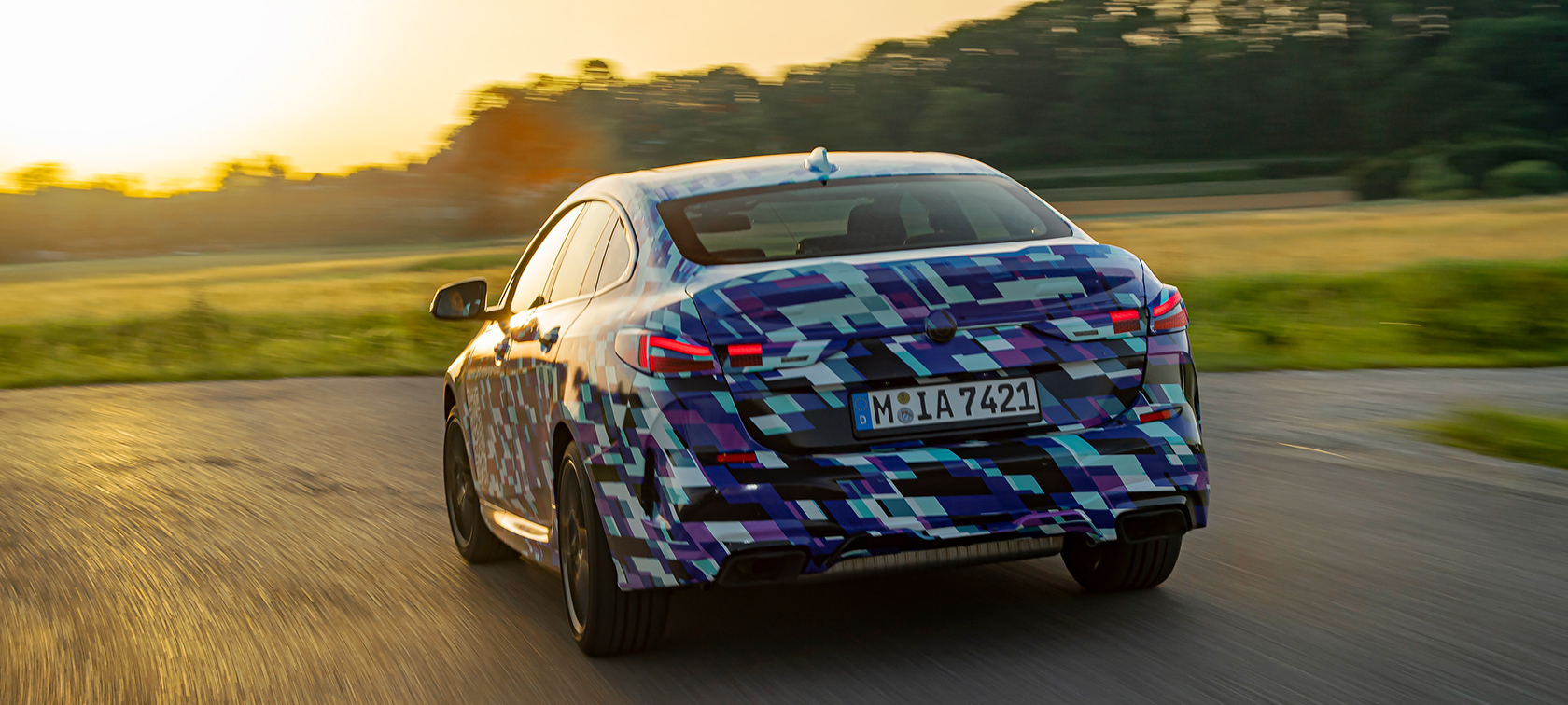 Pasaulinė BMW serijos Gran kupė premjera Pasaulinė BMW serijos Gran kupė F44 premjera, užmaskuoto prototipo trijų ketvirčių vaizdas iš galo