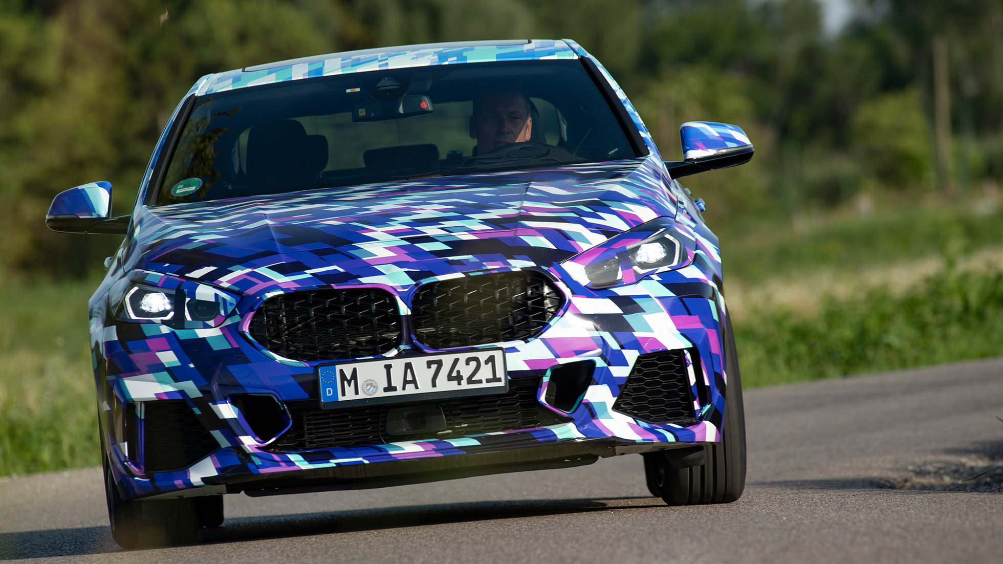 BMW 2 serijos Gran kupė priekis Naujasis BMW 2 serijos Gran kupė F44 su ARB technologija, sportiškai važiuojantis keliu, užmaskuoto prototipo eksterjero vaizdas iš priekio