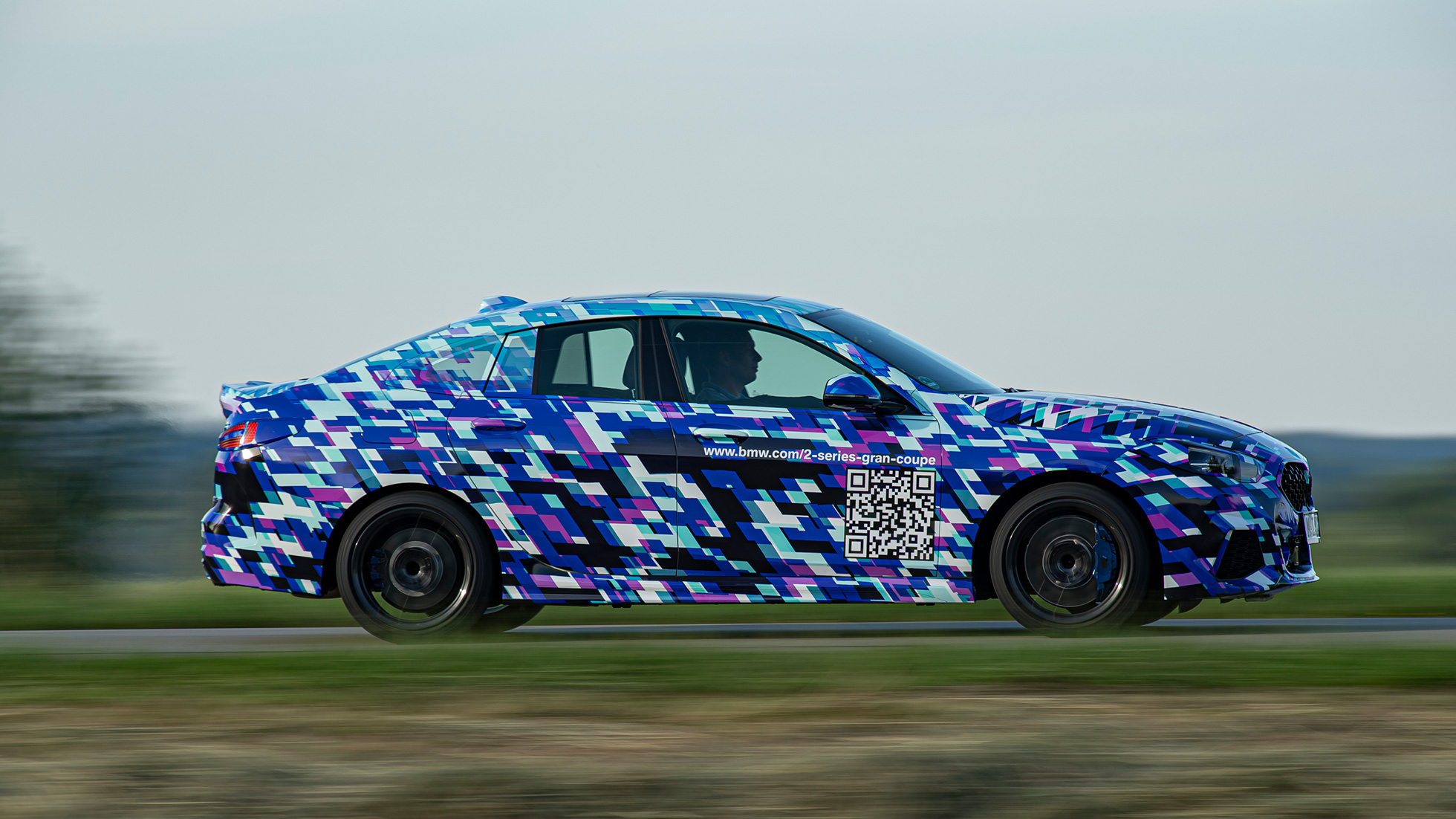 BMW 2 serijos Gran kupė siluetas BMW 2 serijos Gran kupė F44, važiuojantis keliu, užmaskuoto prototipo eksterjero vaizdas iš šono