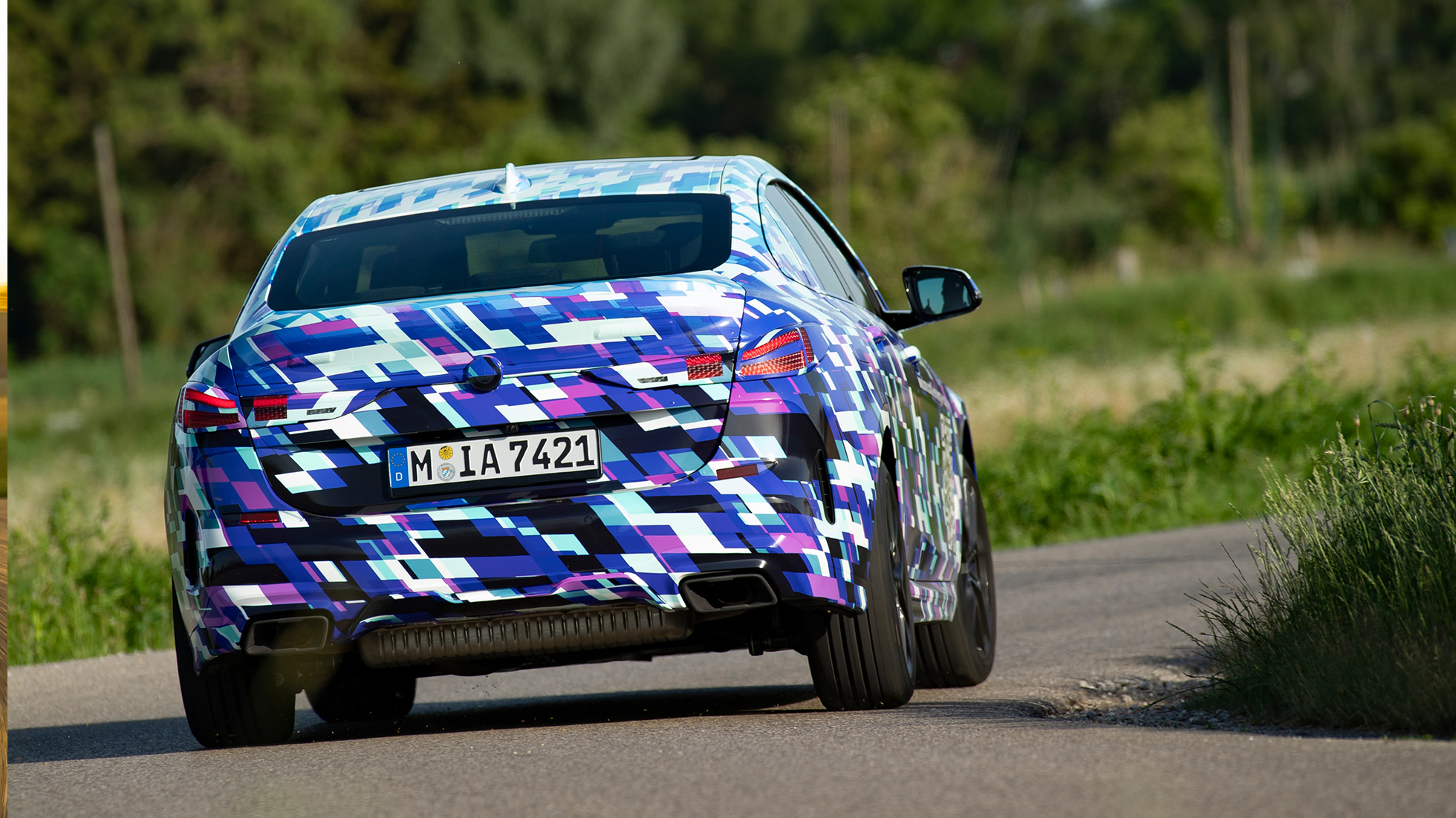 BMW 2 serijos Gran kupė galas BMW 2 serijos Gran kupė F44, su BMW Performance Control sportiškai važiuojantis keliu, užmaskuoto prototipo eksterjero trijų ketvirčių vaizdas iš galo