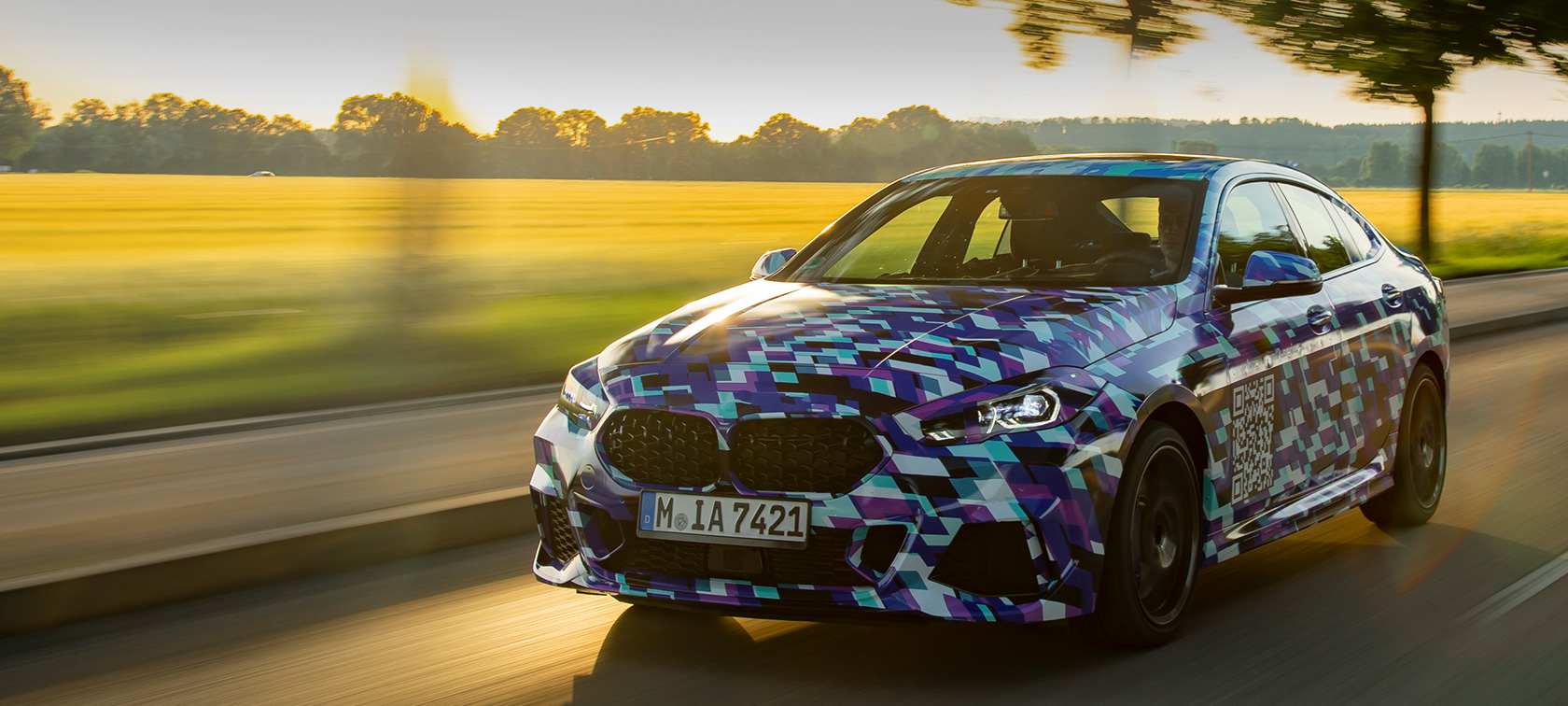 Pirmasis BMW 2 serijos Gran kupė BMW 2 serijos Gran kupė F44, važiuojantis keliu, pirmosios užmaskuoto prototipo eksterjero trijų ketvirčių vaizdo iš priekio nuotraukos