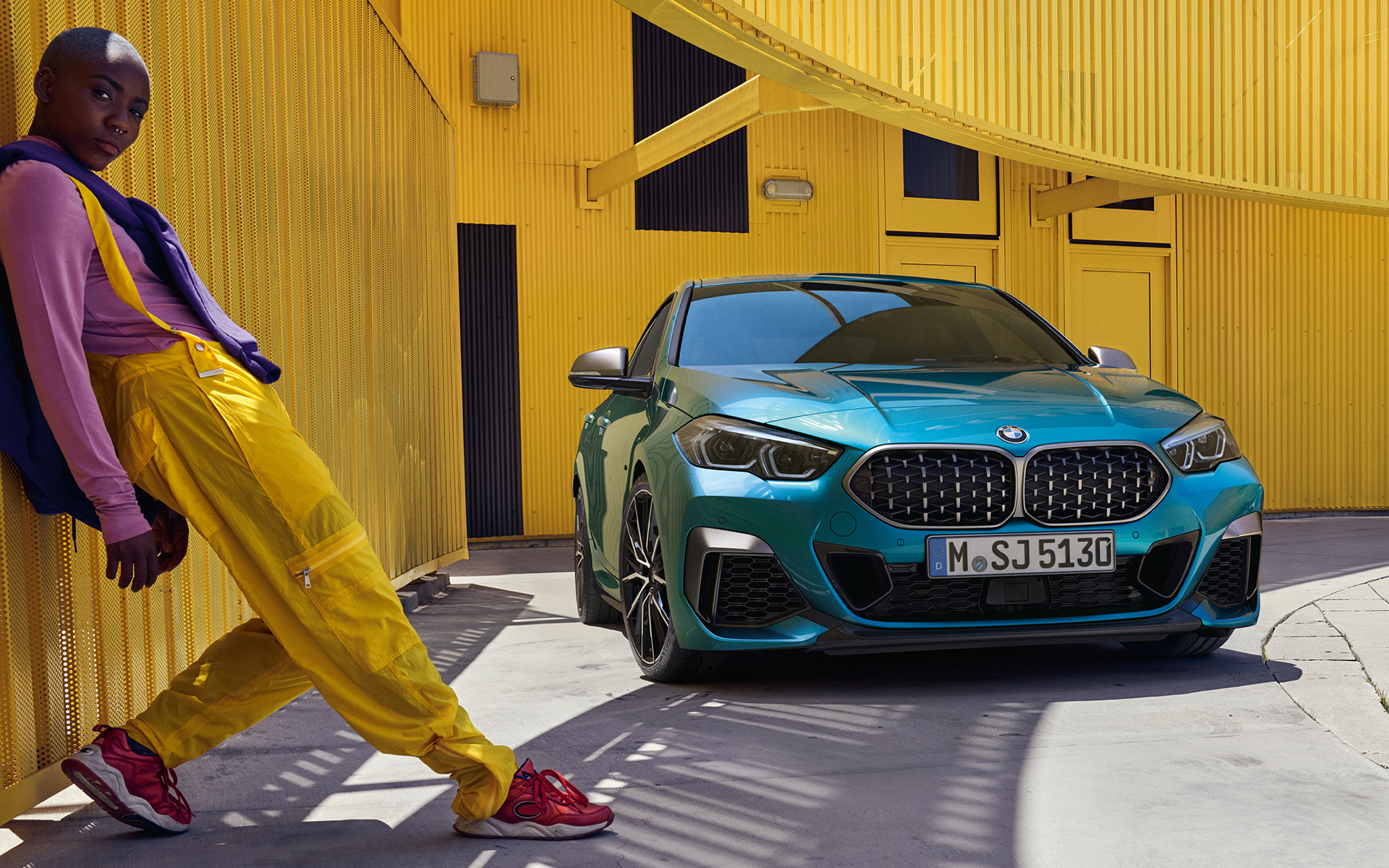 BMW 2 serijos Gran kupė (F44) priekinė dalis BMW 2 serijos Gran kupė (F44) su dvigubomis priekinėmis tinklelio dizaino grotelėmis, mėlynos metalizuotos <i>Snapper Rocks Blue</i> kėbulo spalvos, trijų ketvirčių vaizdas iš priekio