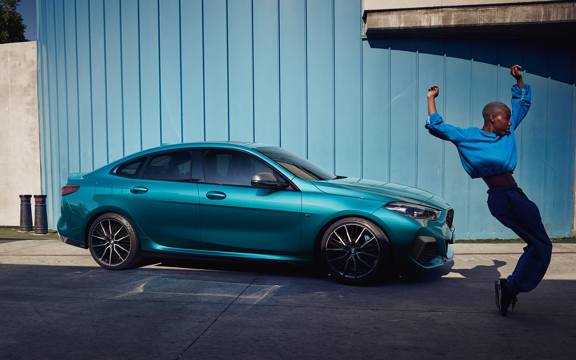Patrauklios kupė linijos, BMW 2 serijos Gran kupė (F44) Patrauklios kupė linijos, BMW 2 serijos Gran kupė (F44) mėlynos metalizuotos <i>Snapper Rocks Blue</i> kėbulo spalvos, vaizdas iš šono
