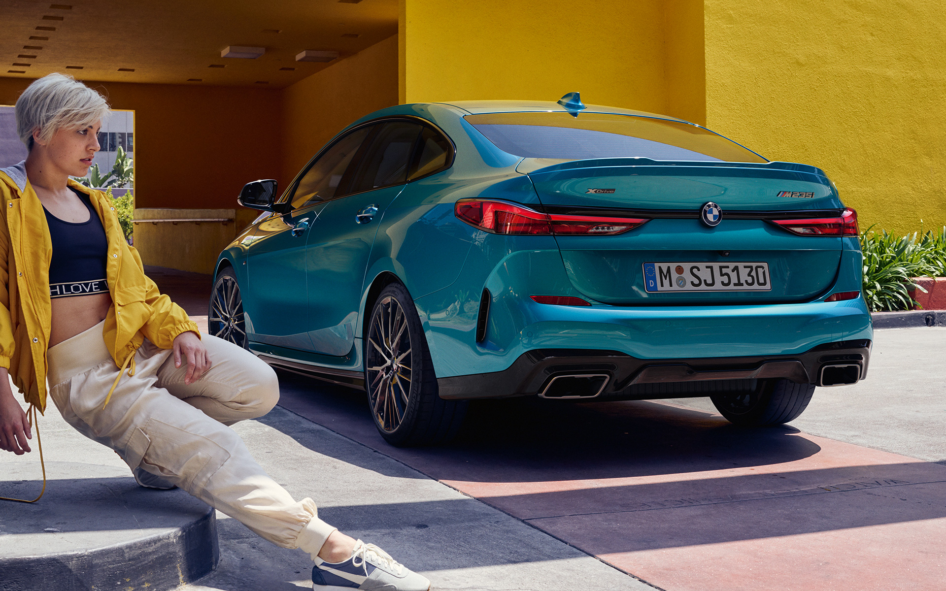 Įspūdinga galinė dalis, BMW 2 serijos Gran kupė (F44) Įspūdingas automobilio galas, BMW 2 serijos Gran kupė (F44) mėlynos metalizuotos <i>Snapper Rocks Blue</i> kėbulo spalvos, trijų ketvirčių vaizdas iš šono