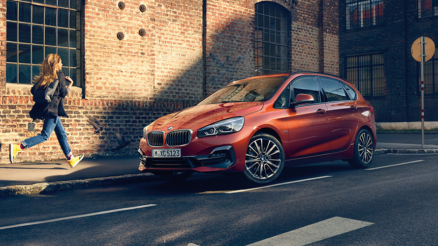 Gatve važiuojančio BMW 2 serijos Active Tourer (F45) trijų ketvirčių vaizdas iš šono BMW 2 serija, gatve važiuojančio BMW 2 serijos Active Tourer (F45) trijų ketvirčių vaizdas iš šono