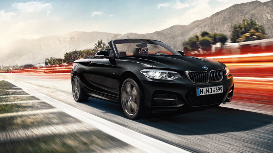 Gatve važiuojančio BMW 2 serijos kabrioleto (F23) trijų ketvirčių vaizdas iš priekio BMW 2 serija, gatve važiuojančio BMW 2 serijos kabrioleto (F23) trijų ketvirčių vaizdas iš priekio