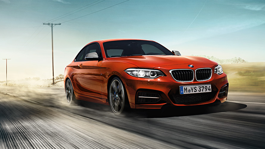 Gatve važiuojančio BMW 2 serijos kupė (F22) trijų ketvirčių vaizdas iš priekio BMW 2 serija, gatve važiuojančio BMW 2 serijos kupė (F22) trijų ketvirčių vaizdas iš priekio