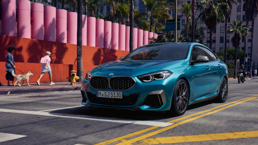 Gatve važiuojančio BMW 2 serijos Gran kupė (F44) trijų ketvirčių vaizdas iš priekio BMW 2 serija, gatve važiuojančio BMW 2 serijos Gran kupė (F44) trijų ketvirčių vaizdas iš priekio