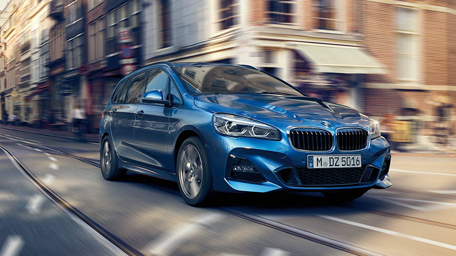 Gatve važiuojančio BMW 2 serijos Gran Tourer (F46) trijų ketvirčių vaizdas iš priekio BMW 2 serija, gatve važiuojančio BMW 2 serijos Gran Tourer (F46) trijų ketvirčių vaizdas iš priekio