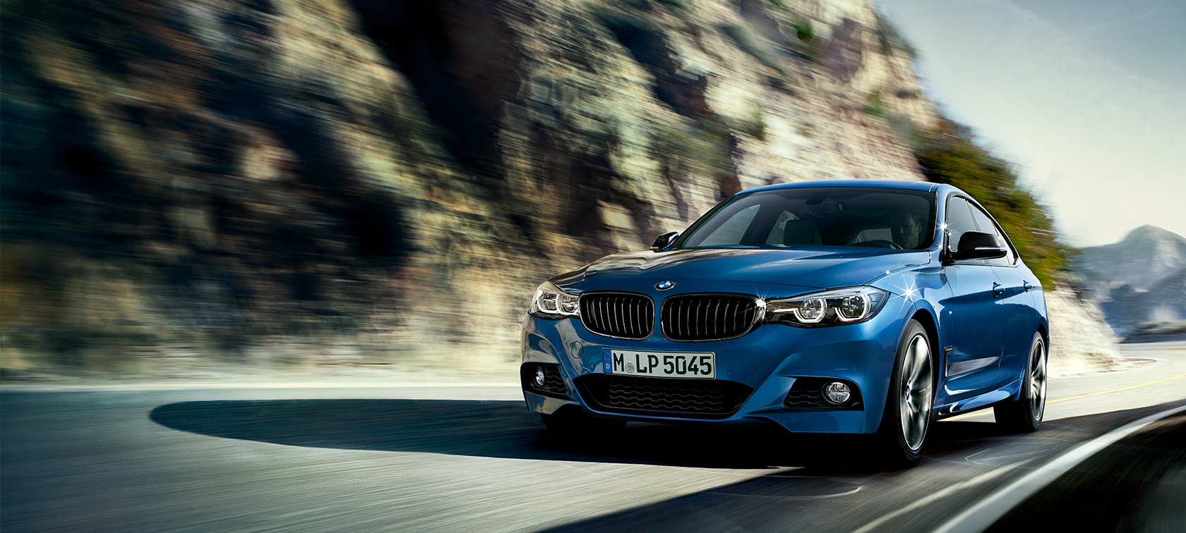 BMW 3 serijos Gran Turismo, važiuojančio automobilio vaizdas iš priekio BMW 3 serijos Gran Turismo. Grynas įkvėpimas. BMW 3 serijos Gran Turismo, važiuojančio automobilio vaizdas iš priekio