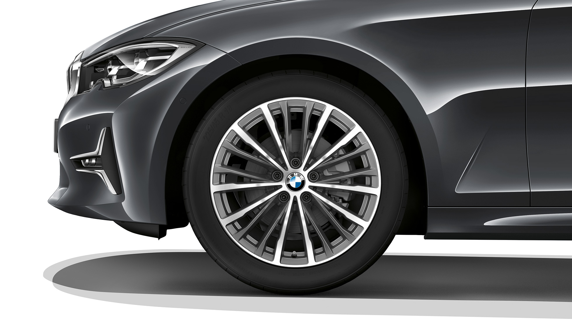 BMW 3 serijos sedanas, Luxury Line lengvojo lydinio ratlankis BMW 3 serijos sedano su Luxury Line įranga priartintas lengvojo lydinio ratlankio vaizdas