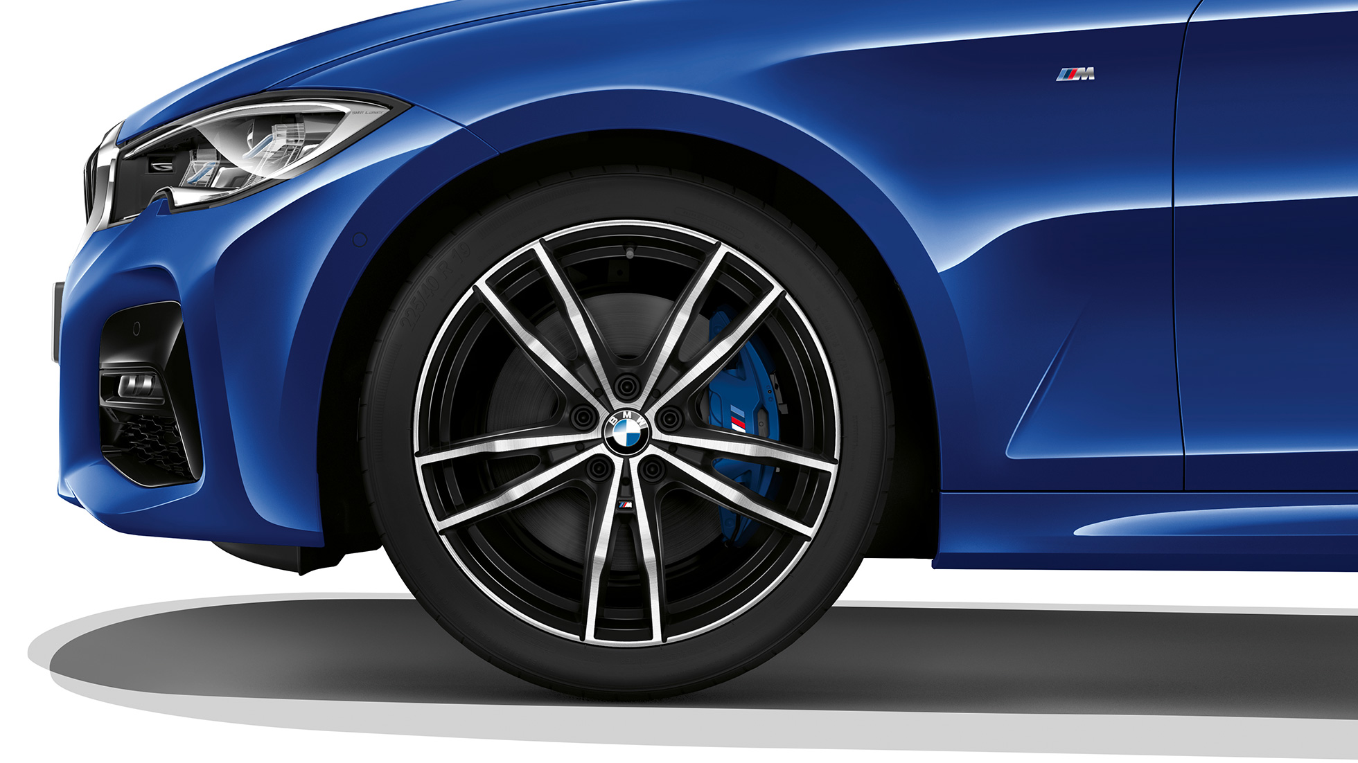 BMW 3 serijos sedanas, M Sport modelio lengvojo lydinio ratlankis BMW 3 serijos sedano su M Sport įranga priartintas lengvojo lydinio ratlankio vaizdas