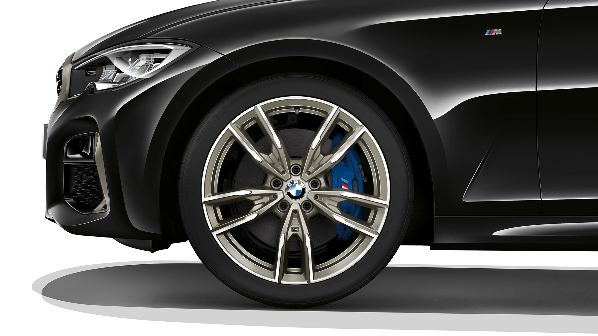 BMW 3 serijos sedanas, M340i xDrive lengvojo lydinio ratlankis. BMW 3 serijos M340i xDrive sedano lengvojo lydinio ratlankio vaizdas iš arti.