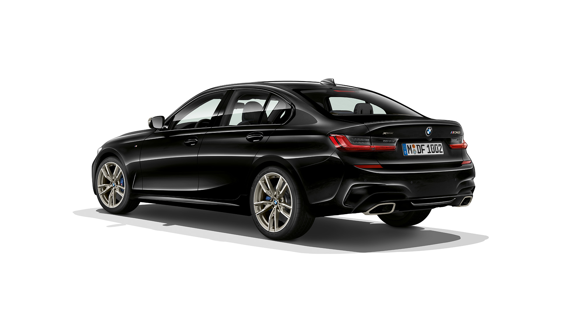 BMW 3 serijos sedano, M340i xDrive galas. BMW 3 serijos M340i xDrive sedano trijų ketvirčių vaizdas iš galo.