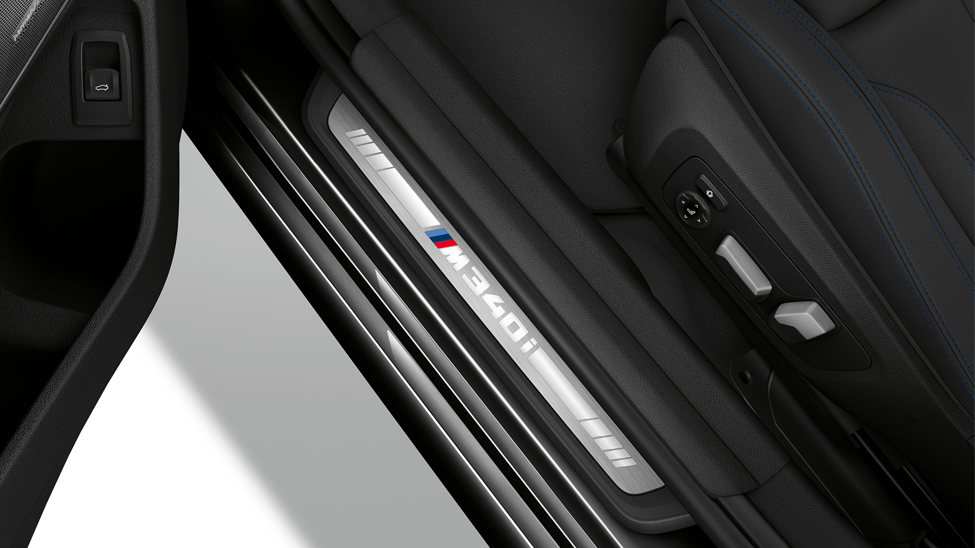 BMW 3 serijos sedanas, M340i xDrive durelių slenkstis BMW 3 serijos sedano M340i xDrive durelių slenksčio vaizdas iš viršaus,