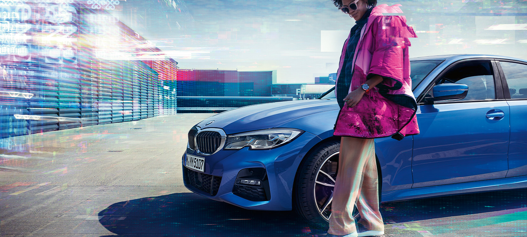 BMW 3 serijos sedanas BMW 330i sedanas, G20 Portimao Blue mėlyno metaliko spalvos, trijų ketvirčių vaizdas iš priekio