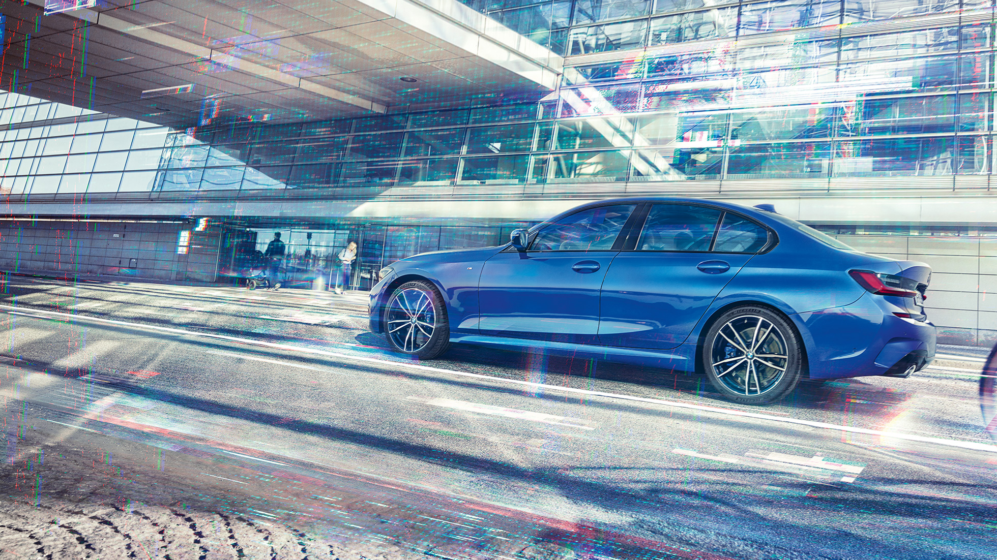 BMW 3 serijos sedanas, vaizdas iš šono Prie stiklinio pastato stovinčio BMW 3 serijos sedano vaizdas iš šono dieną