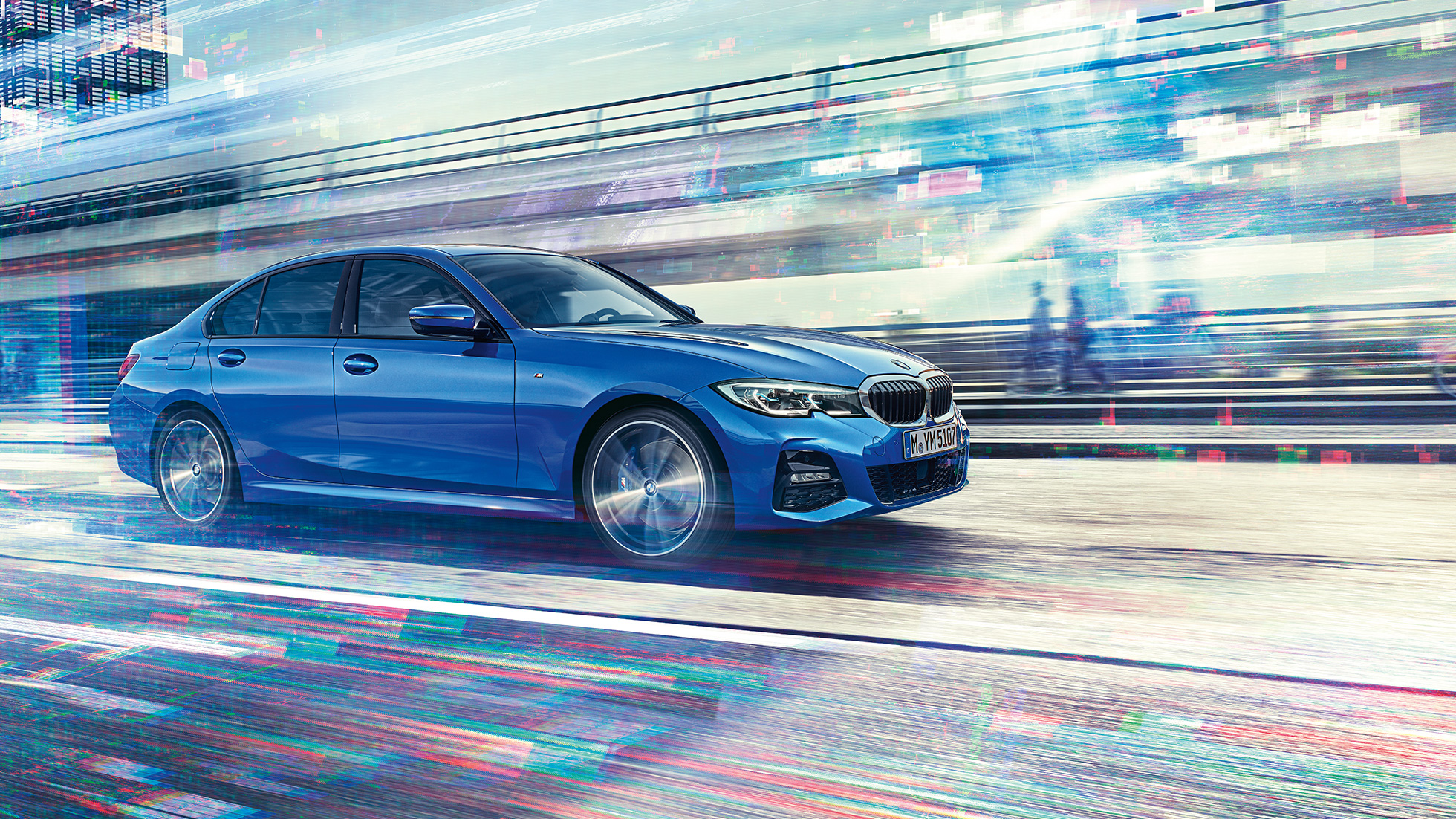 Važiuojančio BMW 3 serijos sedano vaizdas iš šono Važiuojančio BMW 3 serijos sedano vaizdas iš šono dienos metu miesto fone