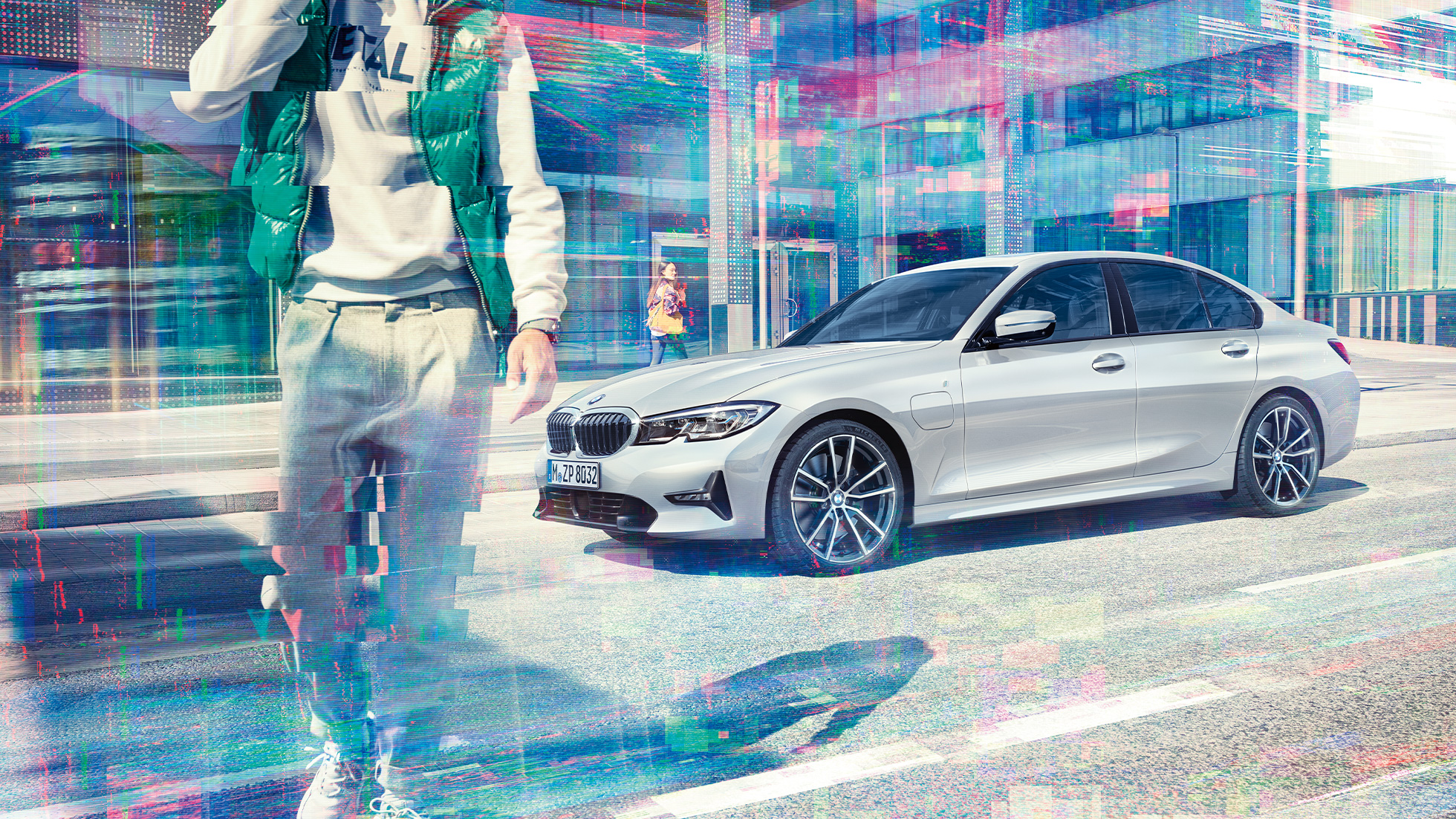 Vaizdas iš šono, BMW 3 serijos sedanas BMW 330e BMW 3 serijos sedanas, BMW 330e G20 Glacier silver metaliko spalvos, važiuojančio automobilio vaizdas iš šono