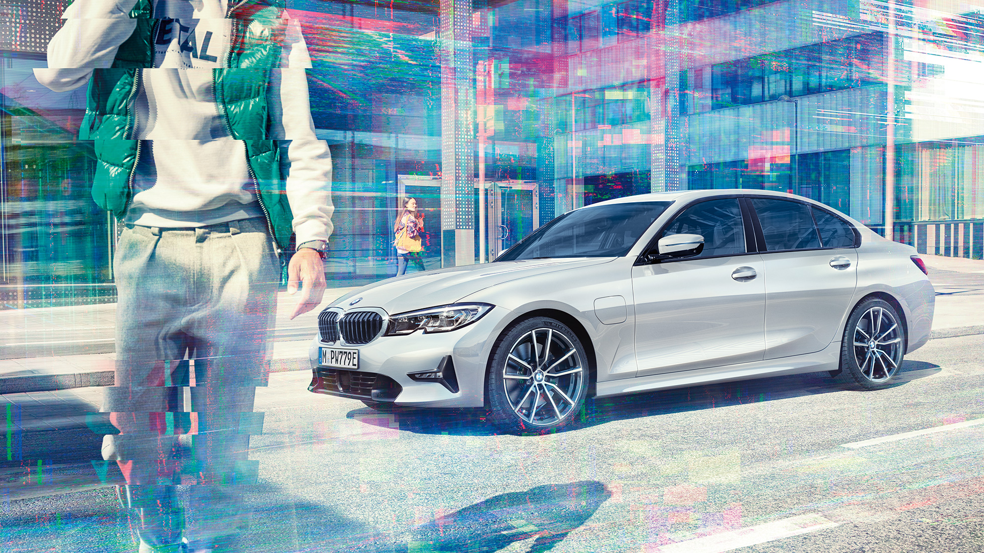 Vaizdas iš šono, BMW 3 serijos sedanas BMW 330e BMW 3 serijos sedanas, BMW 330e G20 Glacier silver metaliko spalvos, važiuojančio automobilio vaizdas iš šono