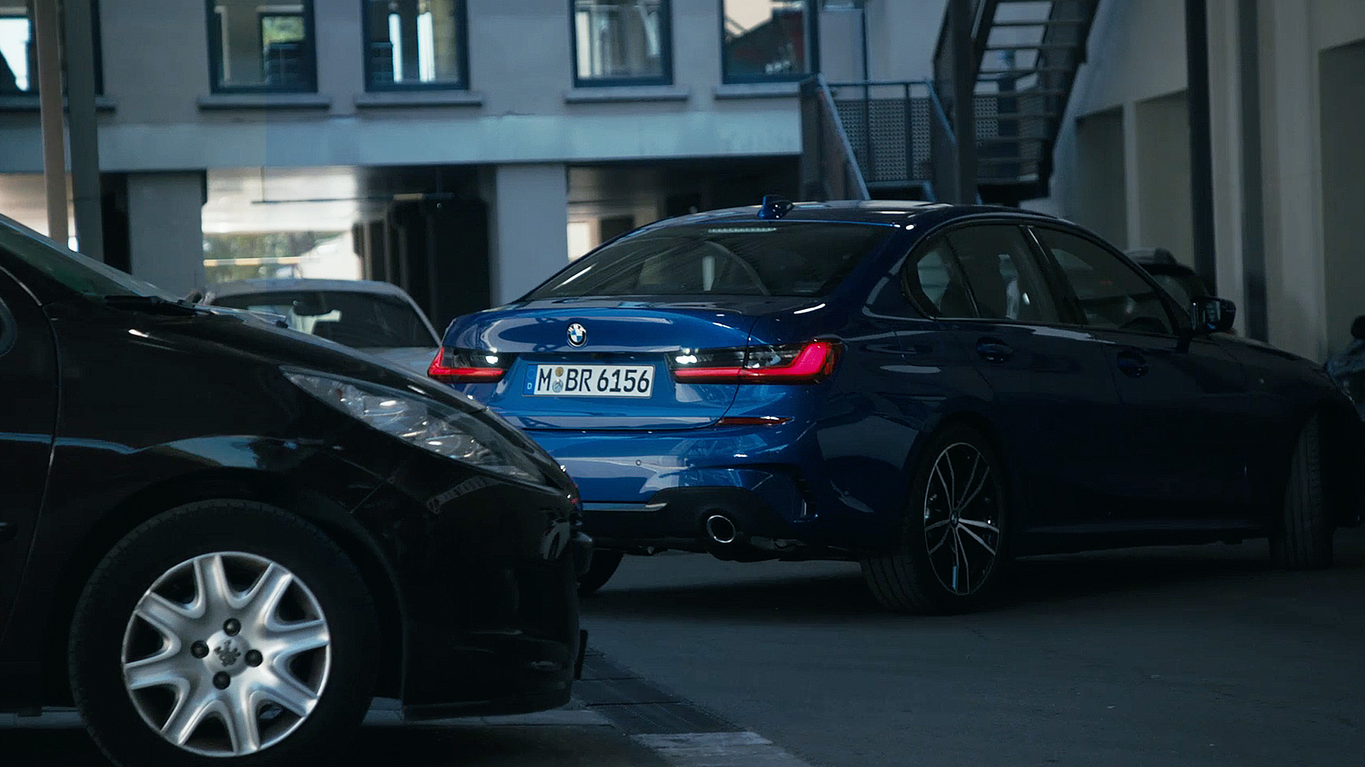 BMW 3 serijos sedanas su atbulinės eigos asistentu BMW 3 serijos sedano vairuotojo erdvė su atbulinės eigos asistentu, priartintas vaizdas iš priekio