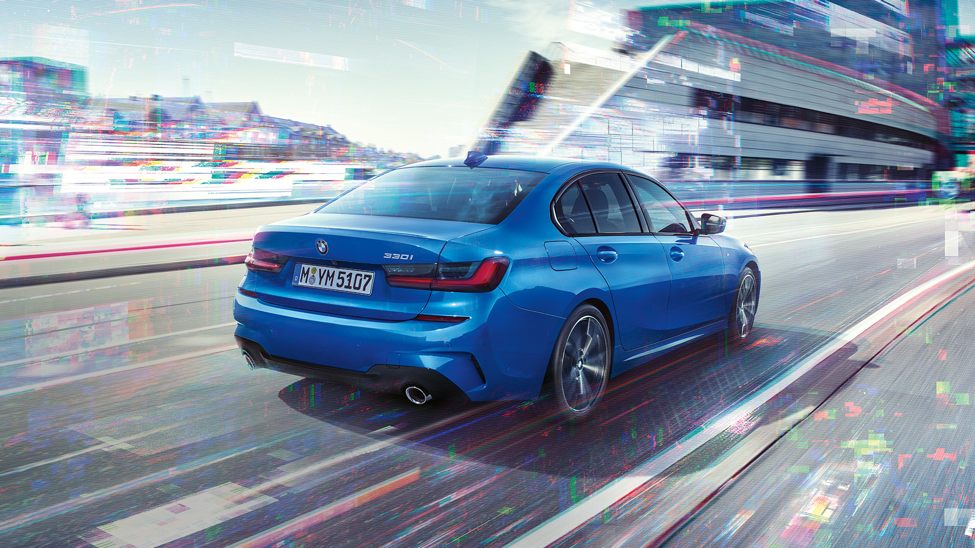 BMW 3 serijos sedanas, vaizdas iš galinio šono Miesto fone dieną stovinčio BMW 3 serijos sedano trijų ketvirčių vaizdas iš galo