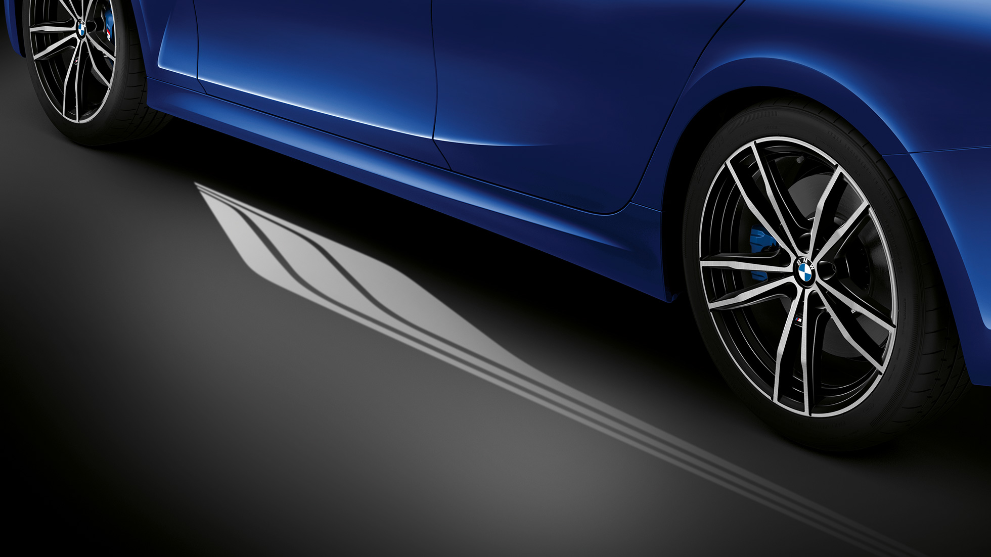 BMW 3 serijos sedanas, Welcome Light Carpet pasitikimo šviesos Atvirų vairuotojo durelių su pasitikimo šviesos kilimu priartintas vaizdas iš šono