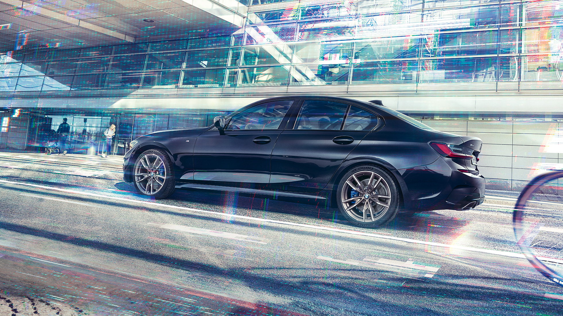 BMW 3 serijos sedanas, BMW M340i xDrive BMW M340i xDrive vaizdas iš šono miesto pastatų fone