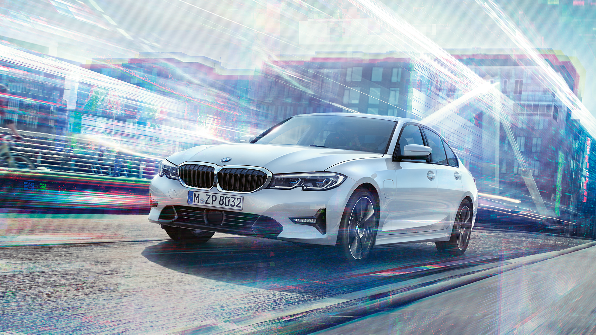 Keliu važiuojantis BMW 3 serijos sedanas BMW 3 serijos sedanas 330e važiuojantis miesto fone